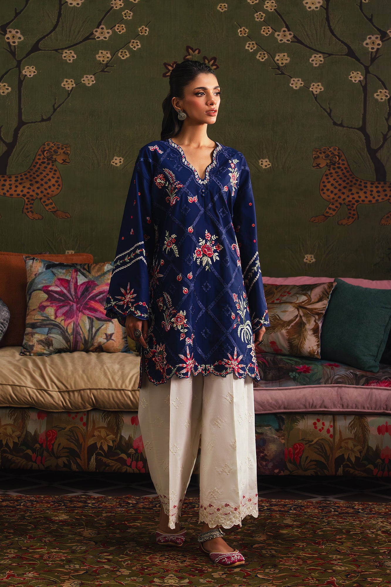 EMBROIDERED SUIT (E4212/103/622)