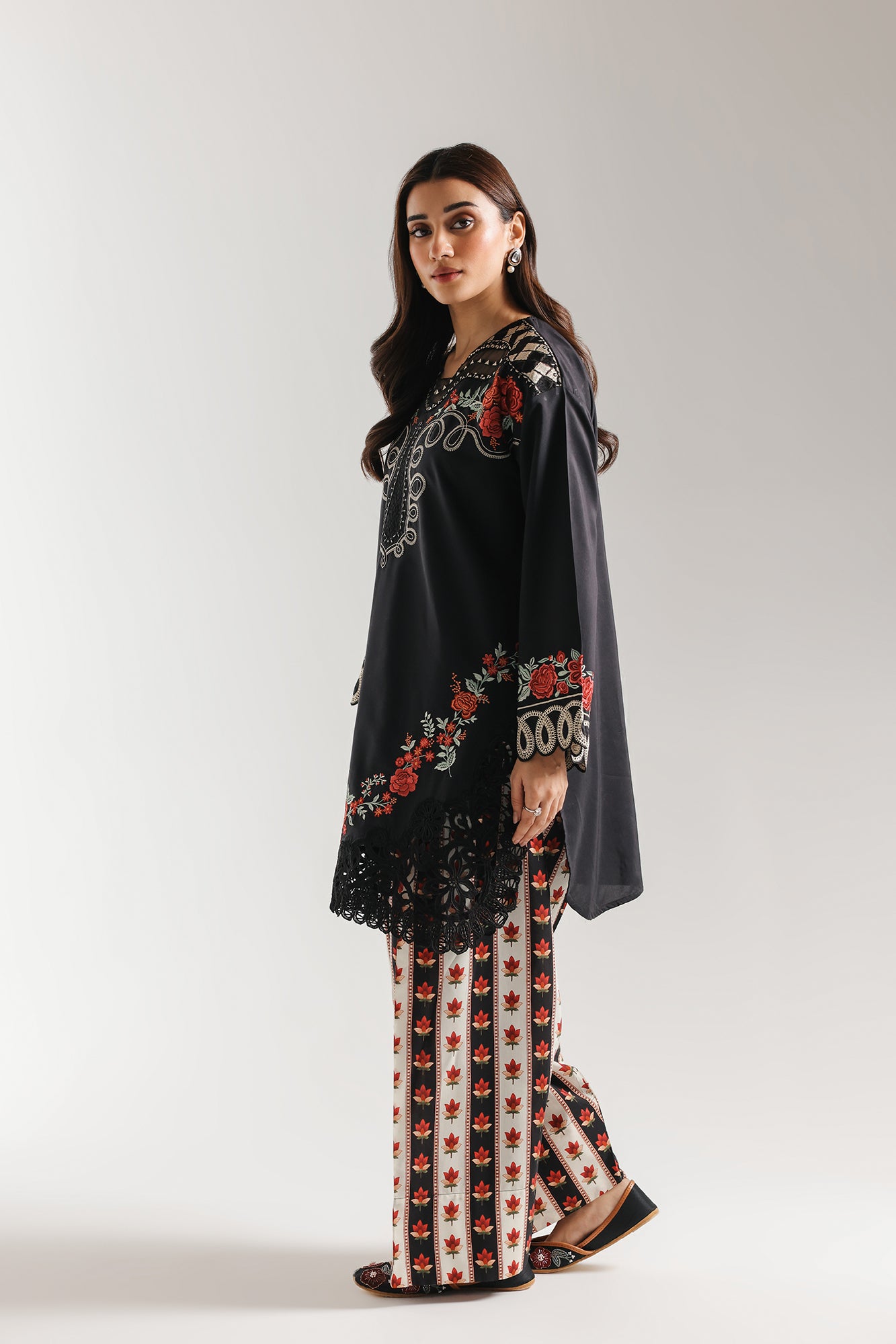 EMBROIDERED SUIT (E4221/103/902)