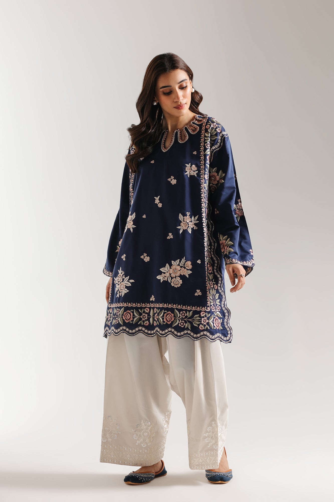 EMBROIDERED SUIT (E4222/103/619)