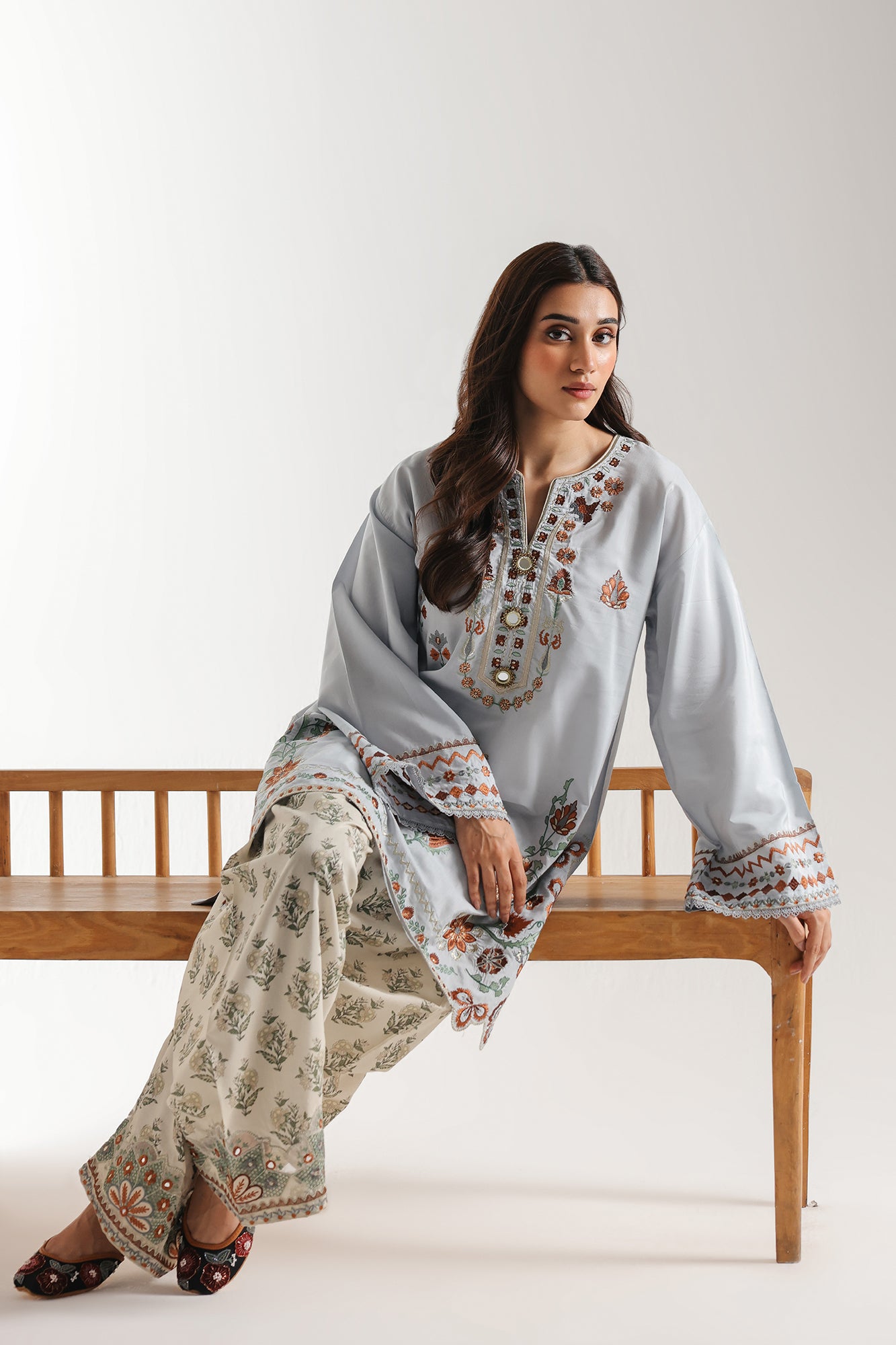 EMBROIDERED SUIT (E4225/103/635)