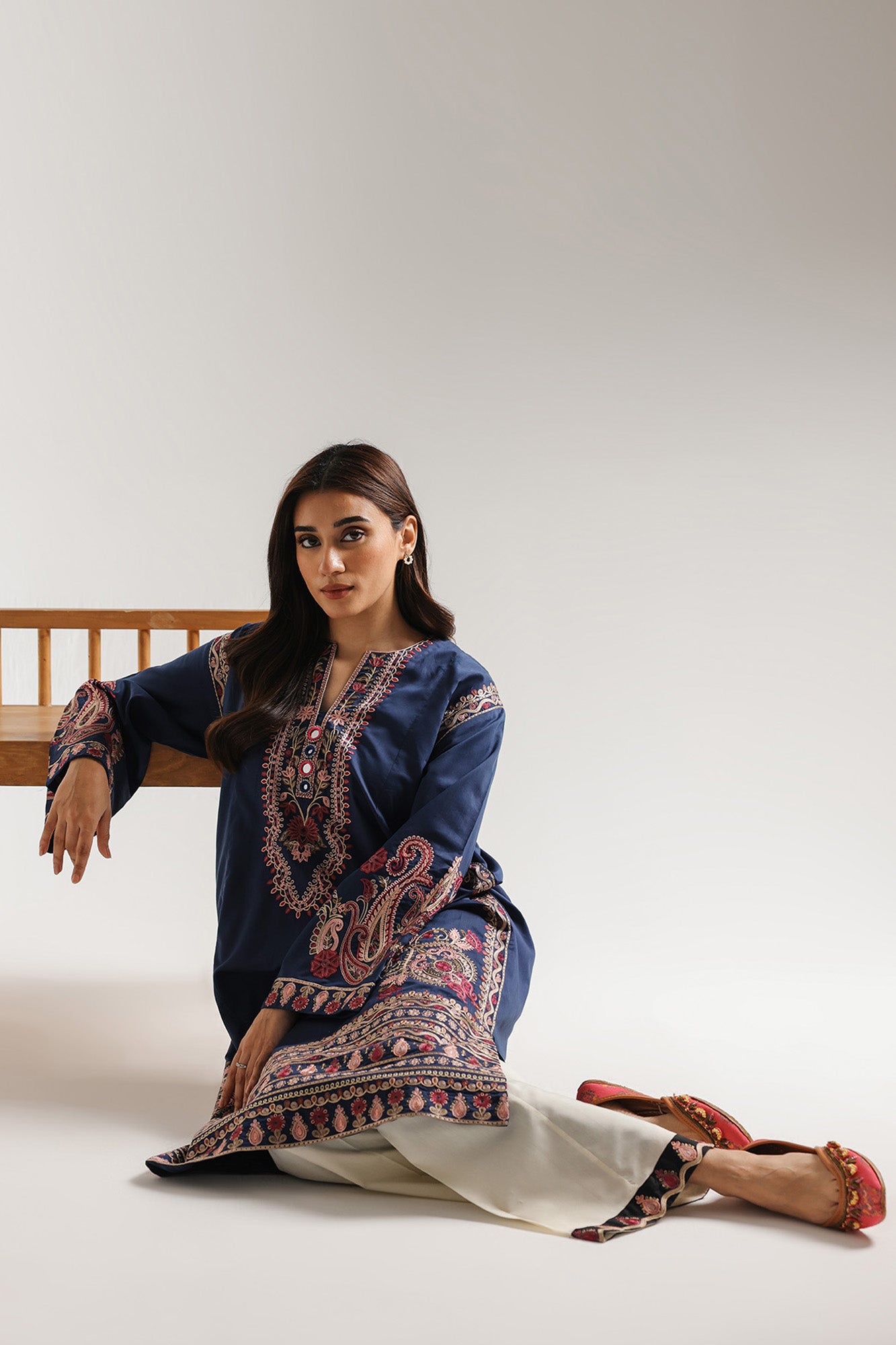 EMBROIDERED SUIT (E4227/103/622)