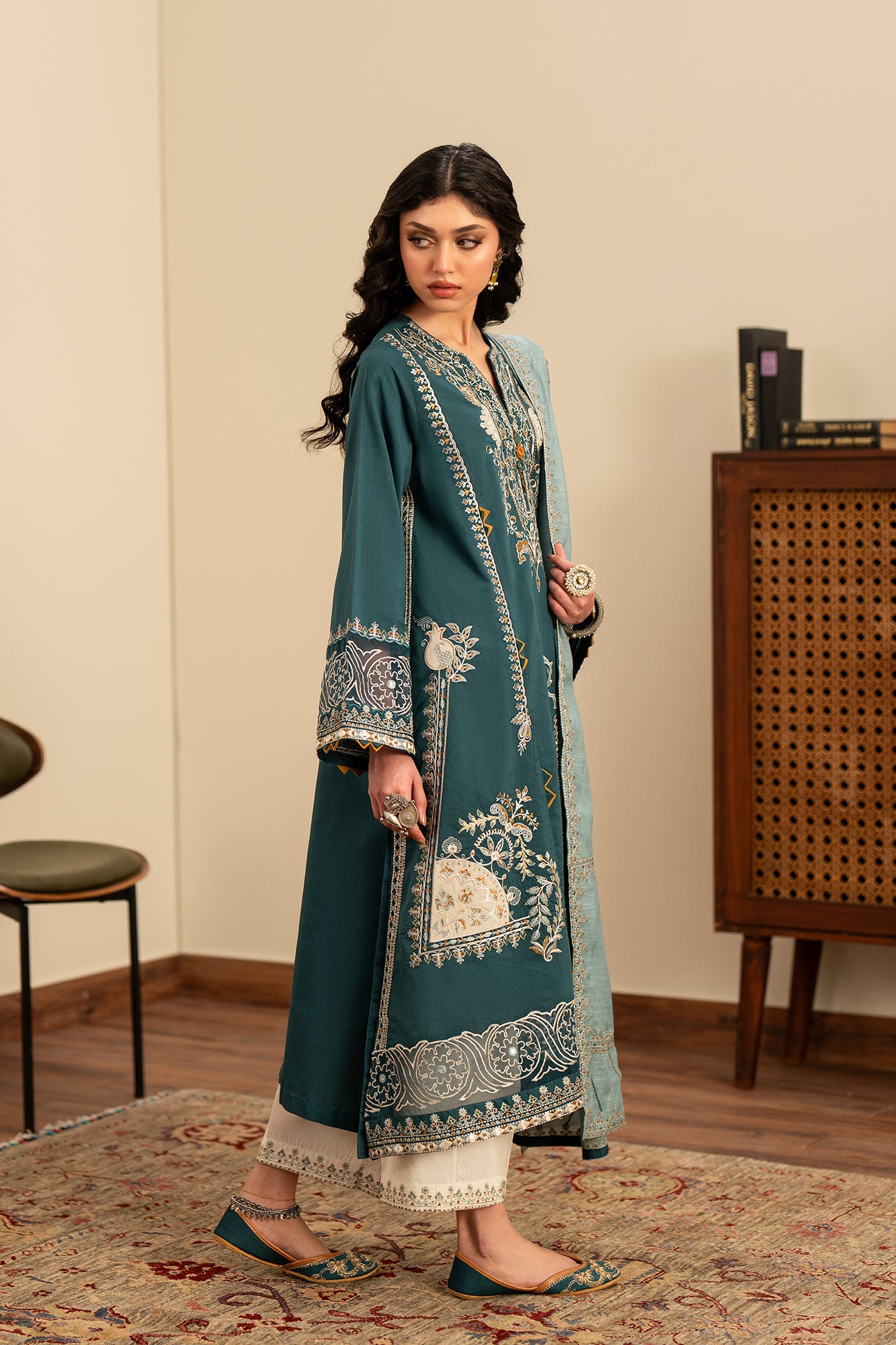 EMBROIDERED SUIT (E4234/103/602)