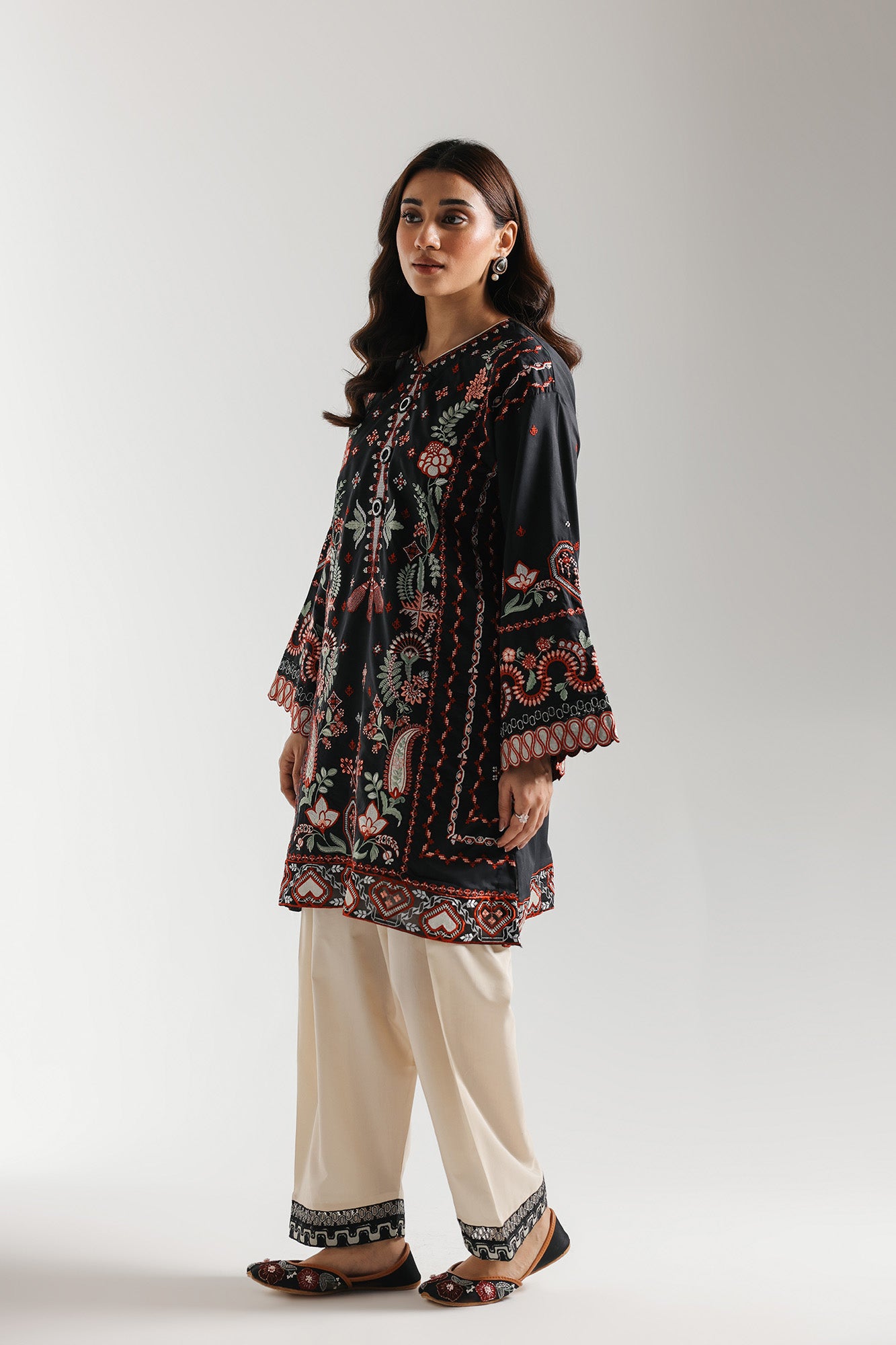 EMBROIDERED SUIT (E4252/103/901)