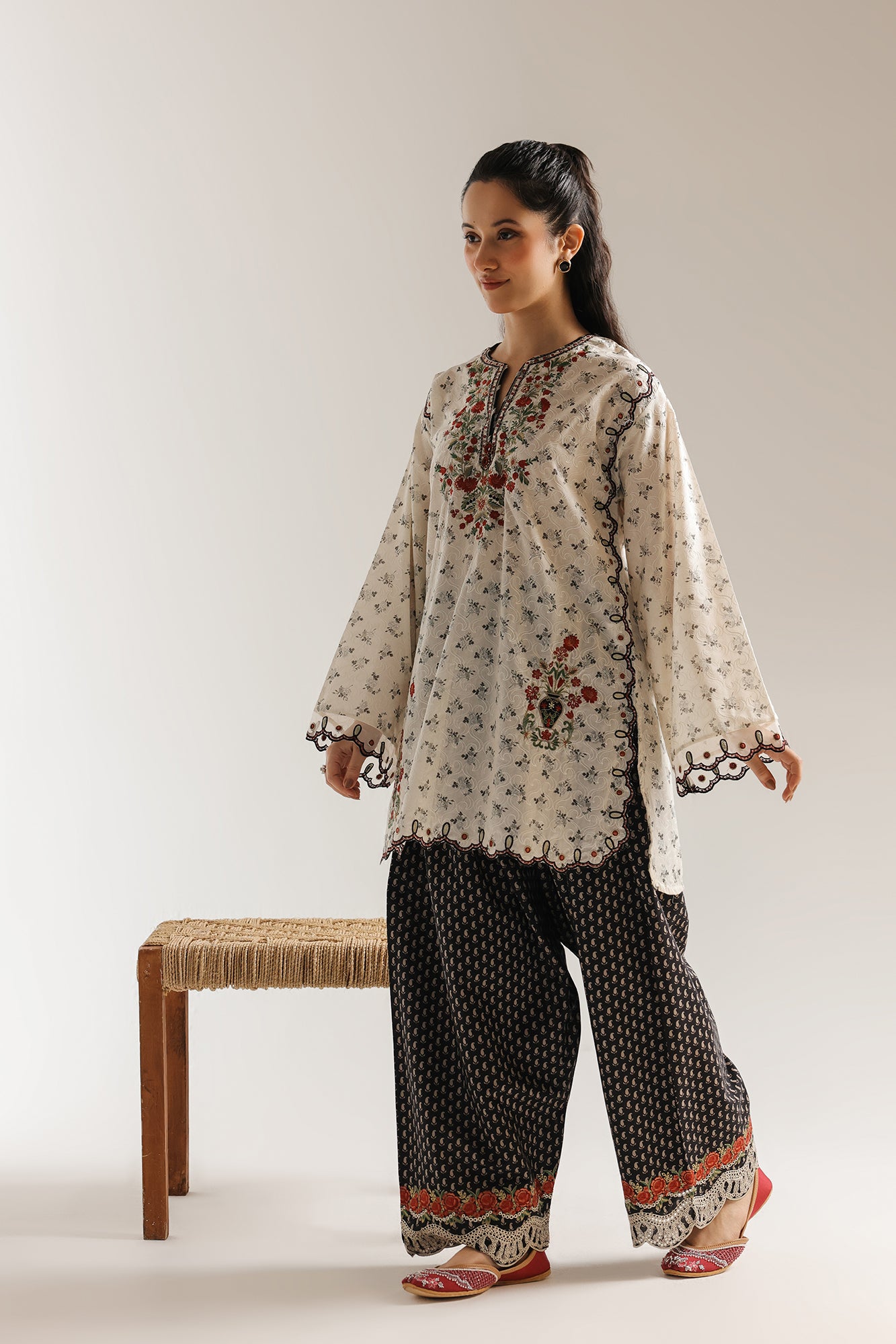 EMBROIDERED SUIT (E4257/103/006)