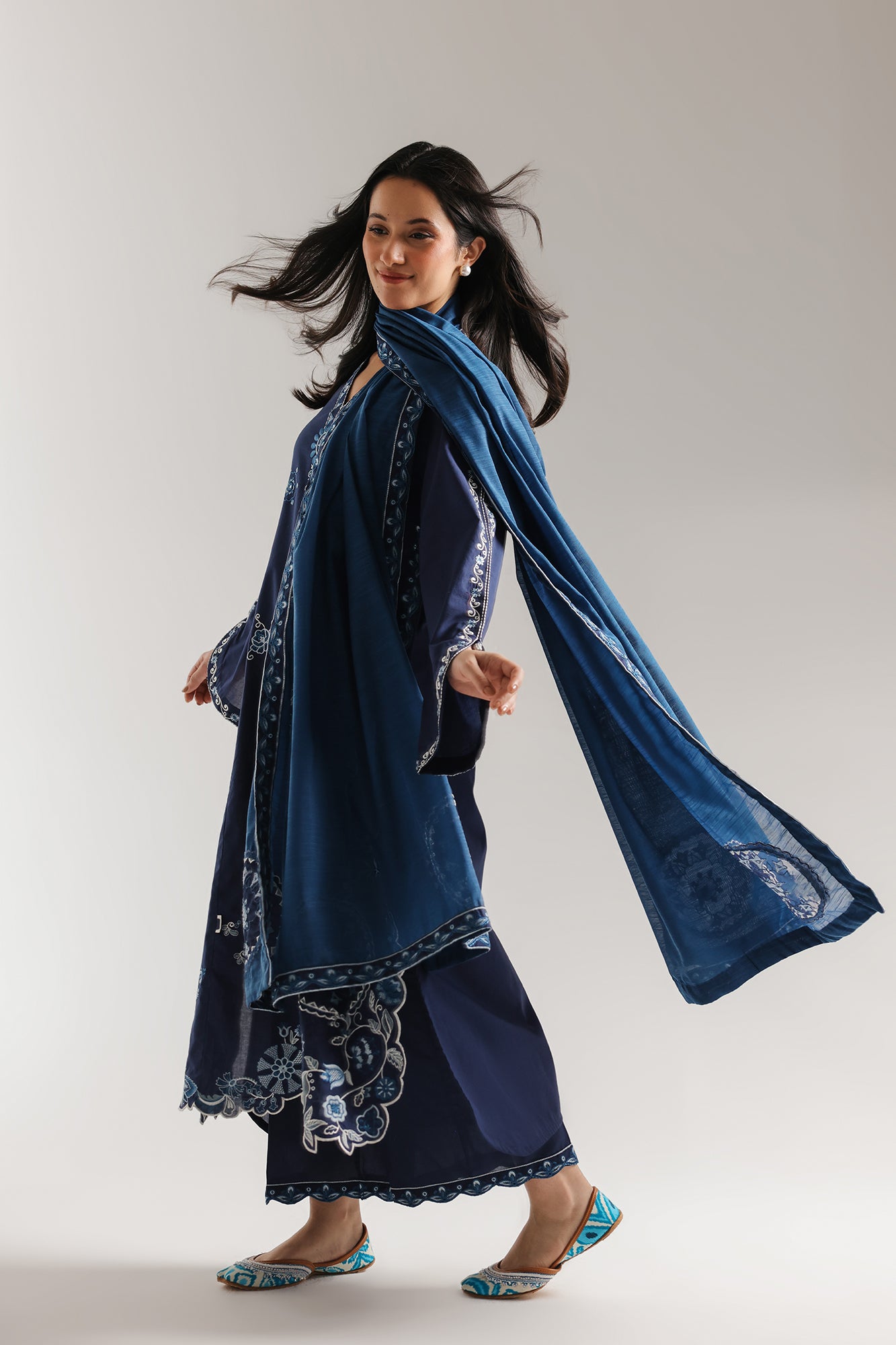 EMBROIDERED SUIT (E4277/103/622)