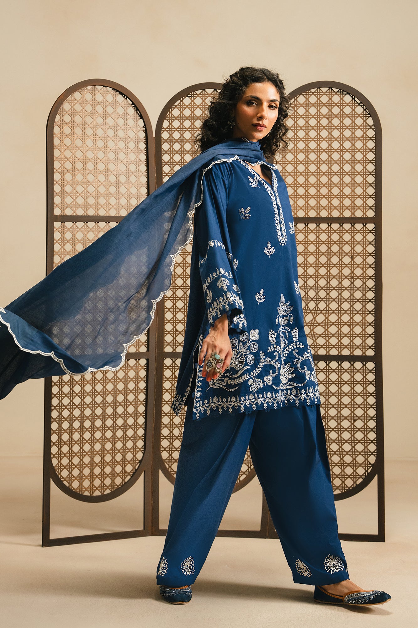 EMBROIDERED SUIT (E4294/103/619)