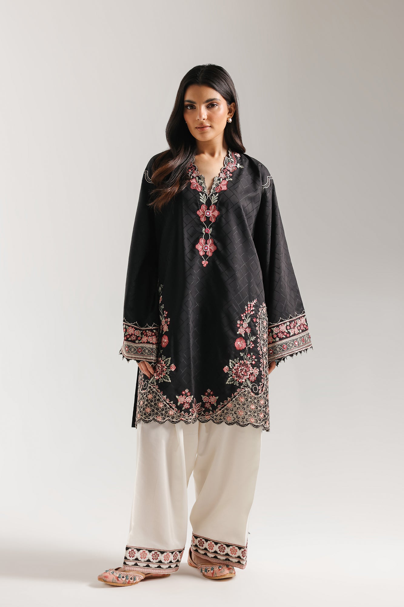 EMBROIDERED SUIT (E4324/103/902)