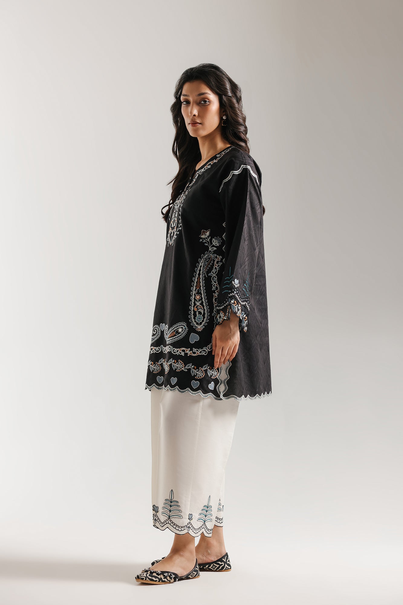 EMBROIDERED SUIT (E4330/103/901)