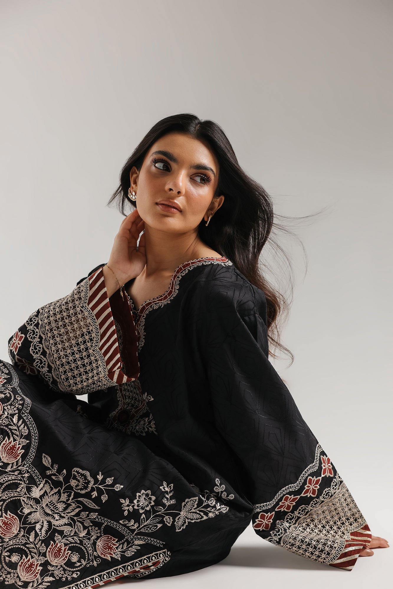 EMBROIDERED SUIT (E4332/103/902)