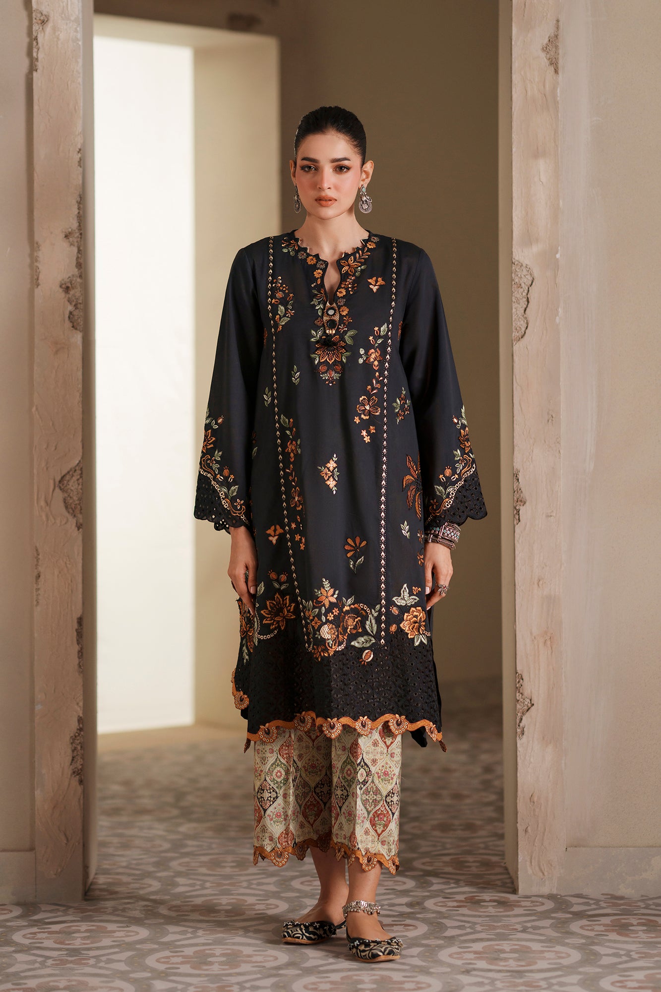 EMBROIDERED SUIT (E4347/103/902)