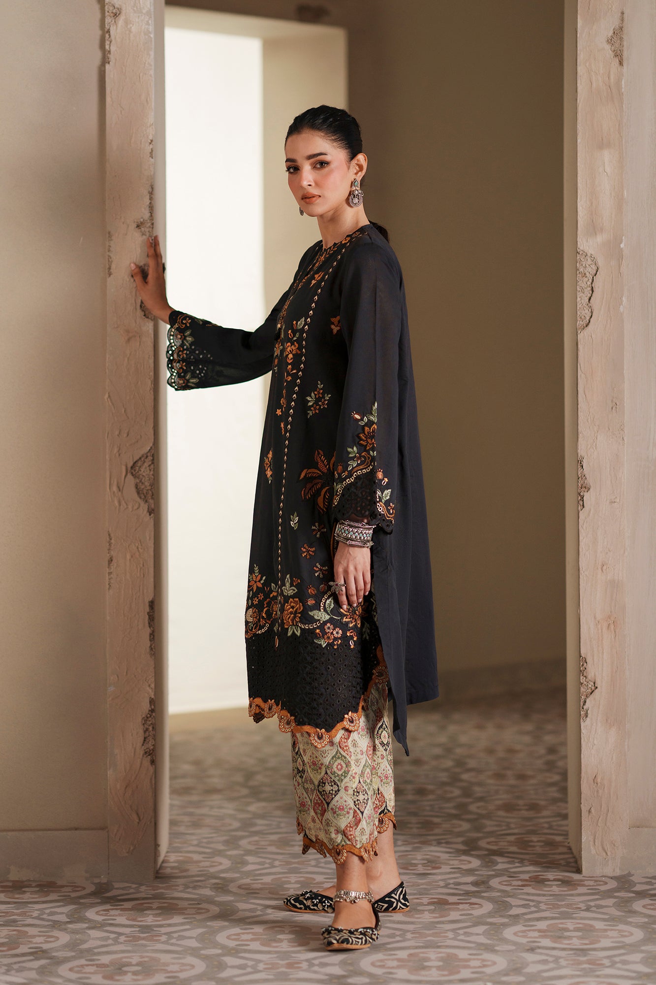 EMBROIDERED SUIT (E4347/103/902)