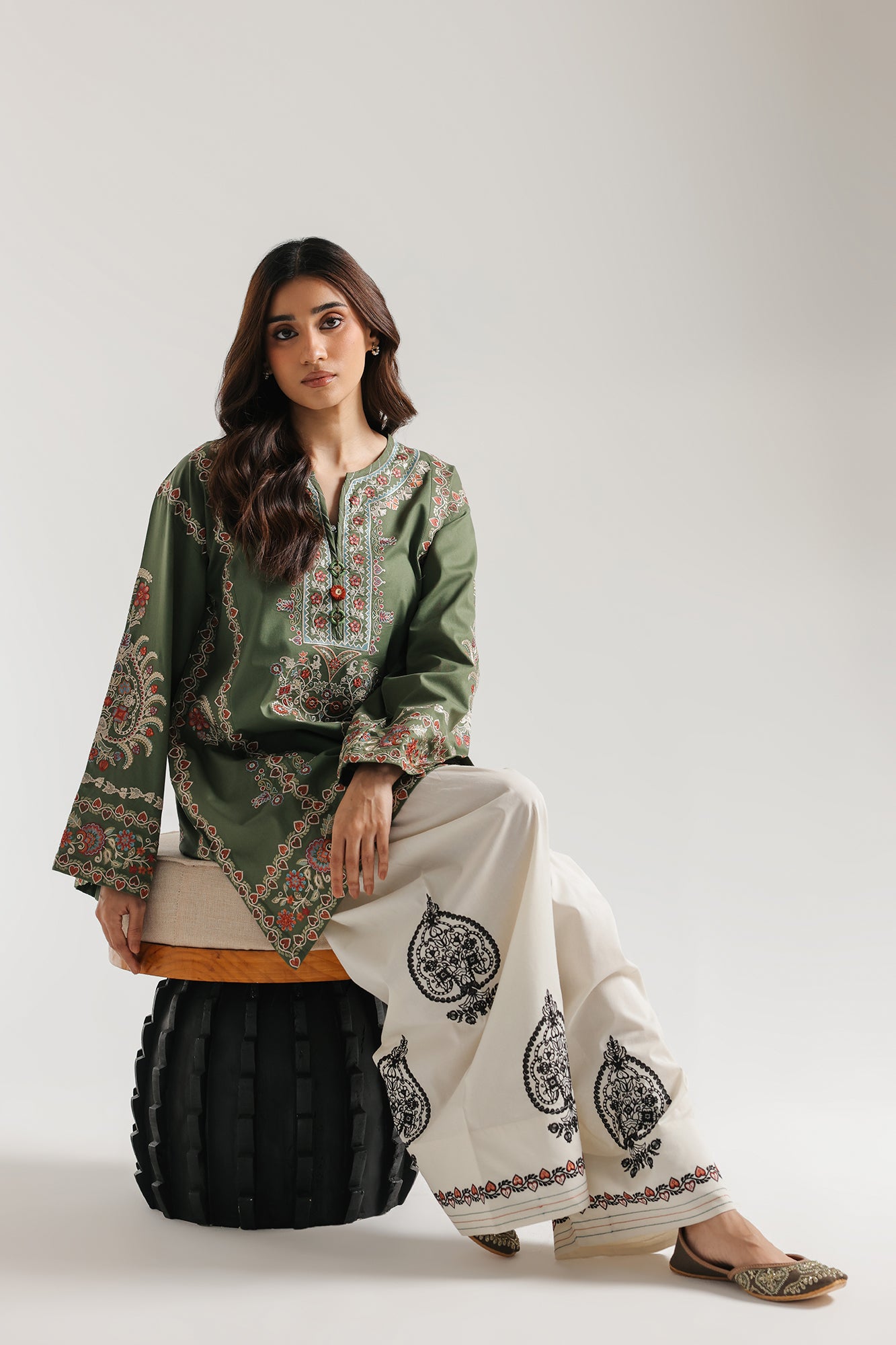 EMBROIDERED SUIT (E4359/103/120)