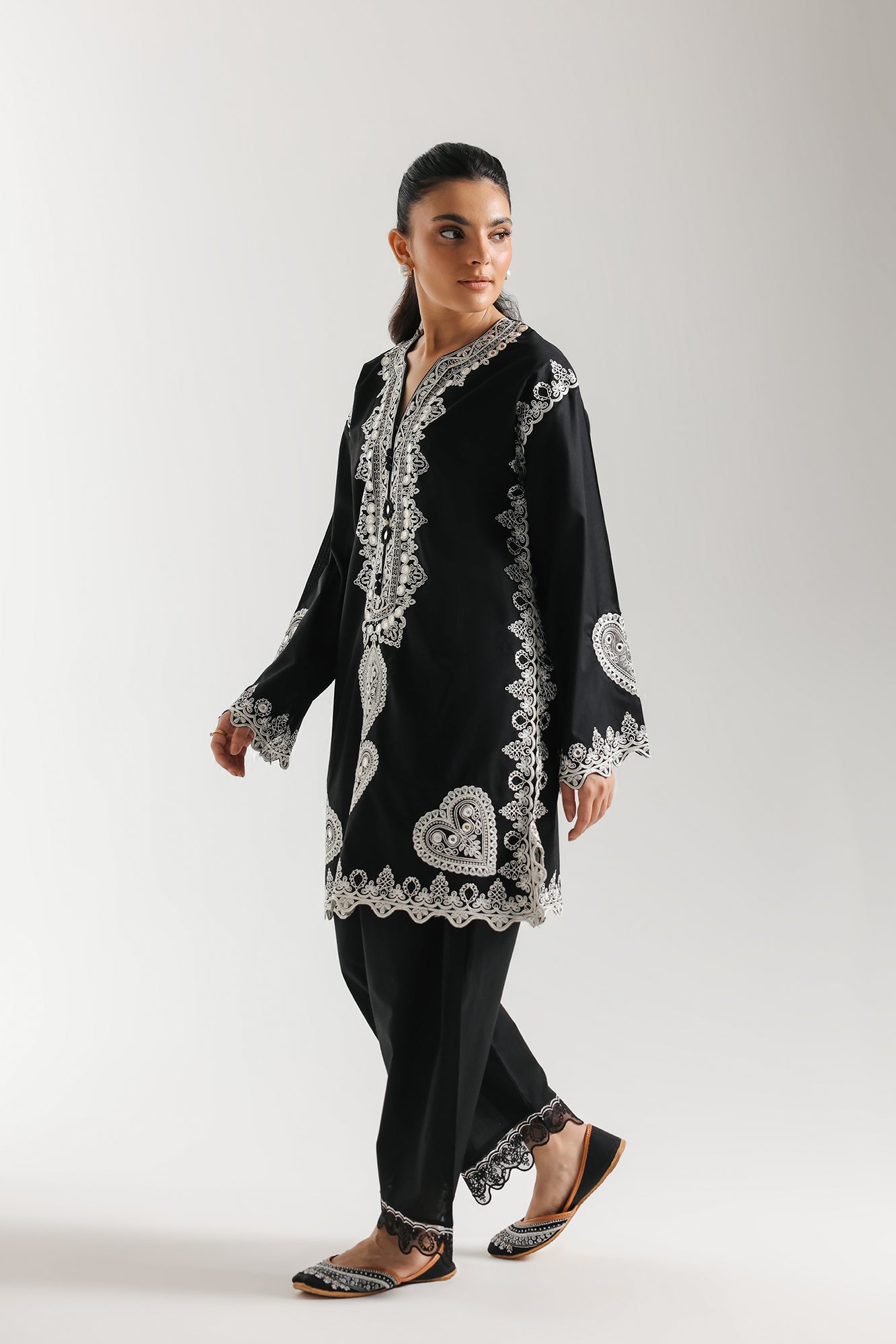 EMBROIDERED SUIT (E4361/103/902)