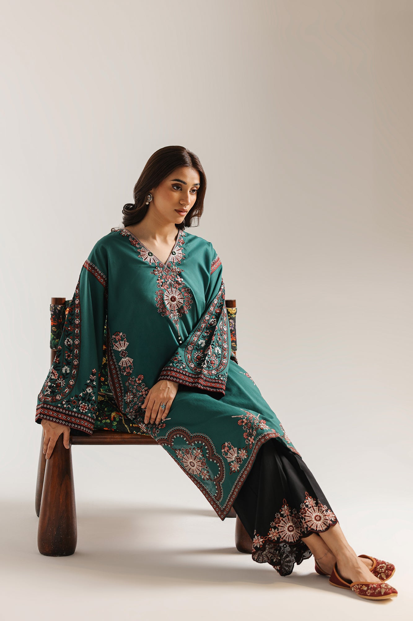 EMBROIDERED SUIT (E4369/103/706)