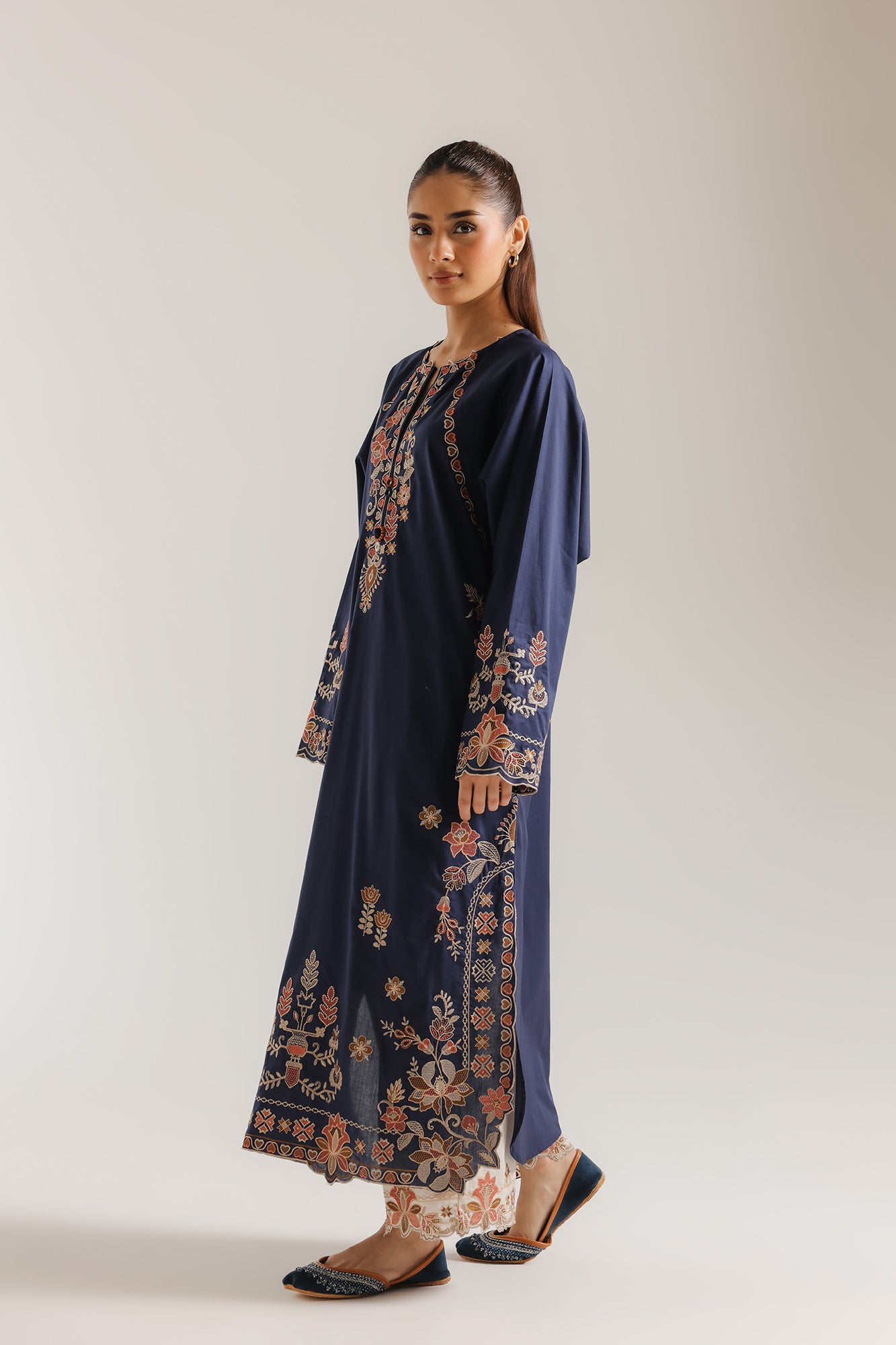 EMBROIDERED SUIT (E4376/103/620)