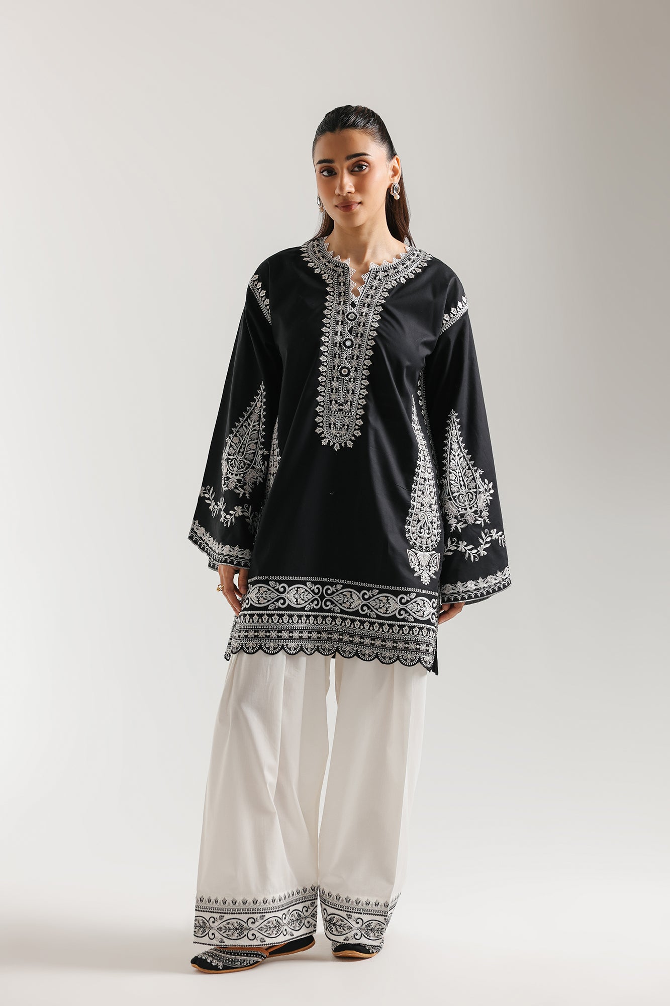 EMBROIDERED SUIT (E4380/103/902)