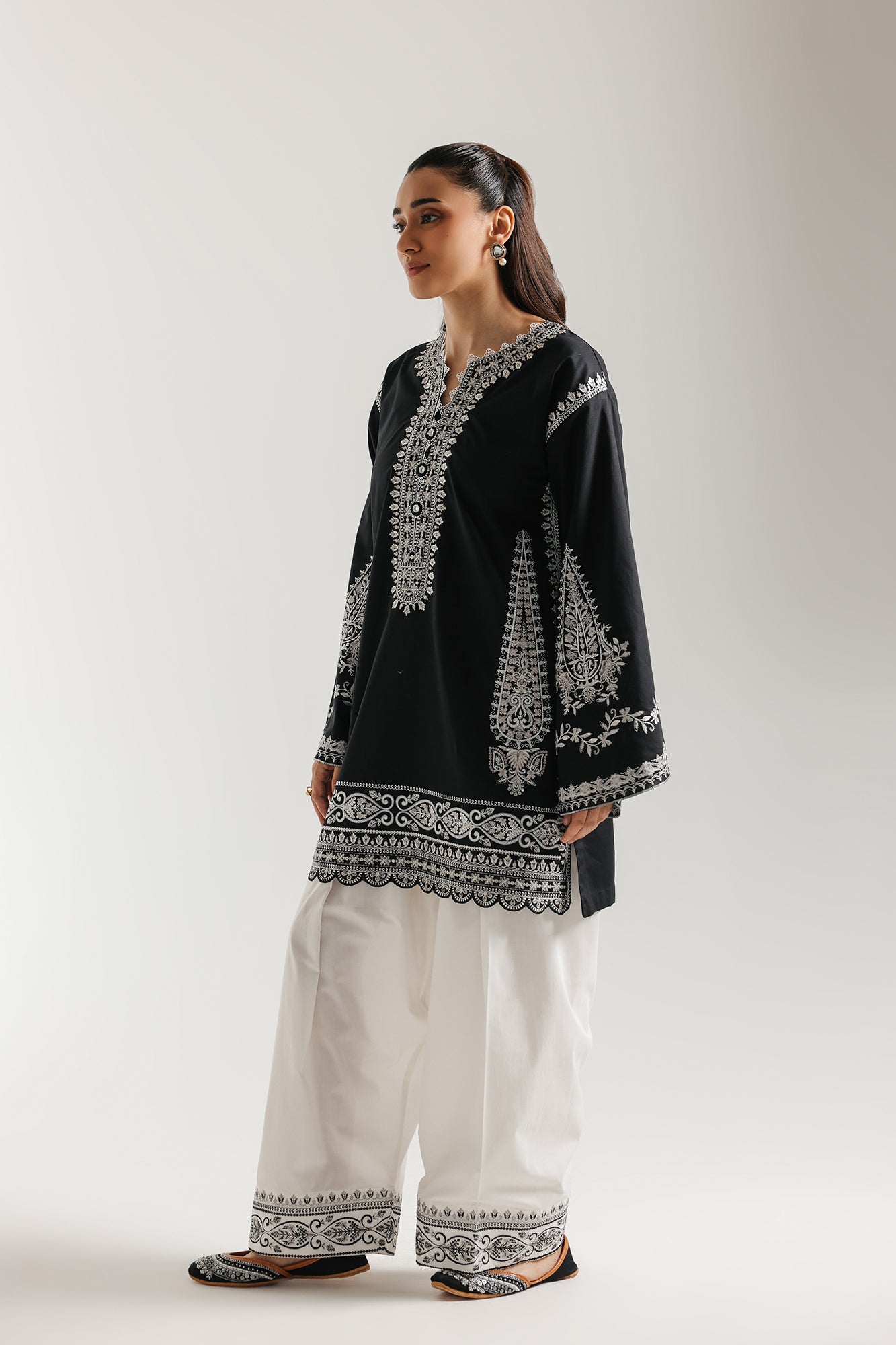 EMBROIDERED SUIT (E4380/103/902)