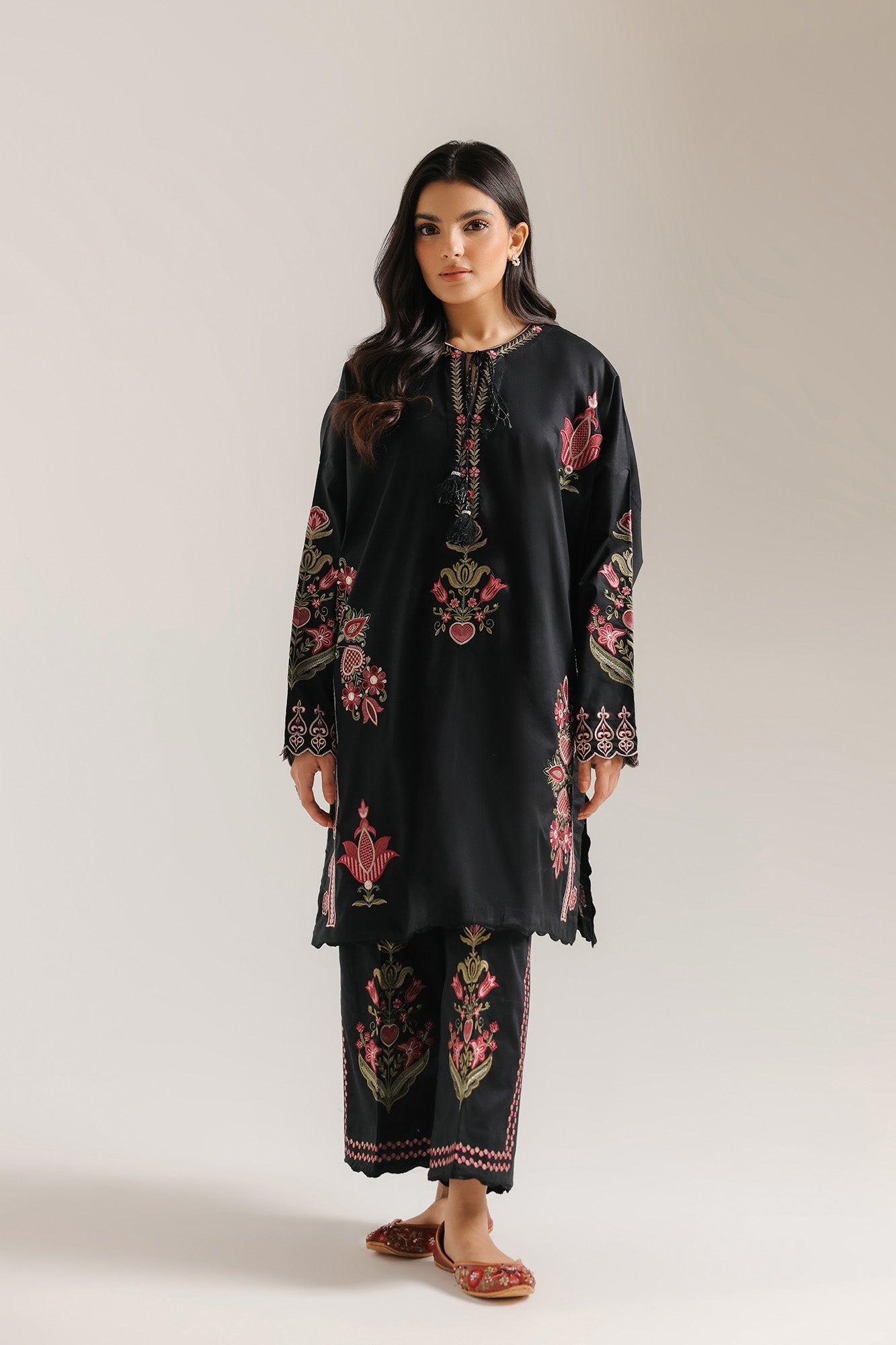 EMBROIDERED SUIT (E4384/103/901)