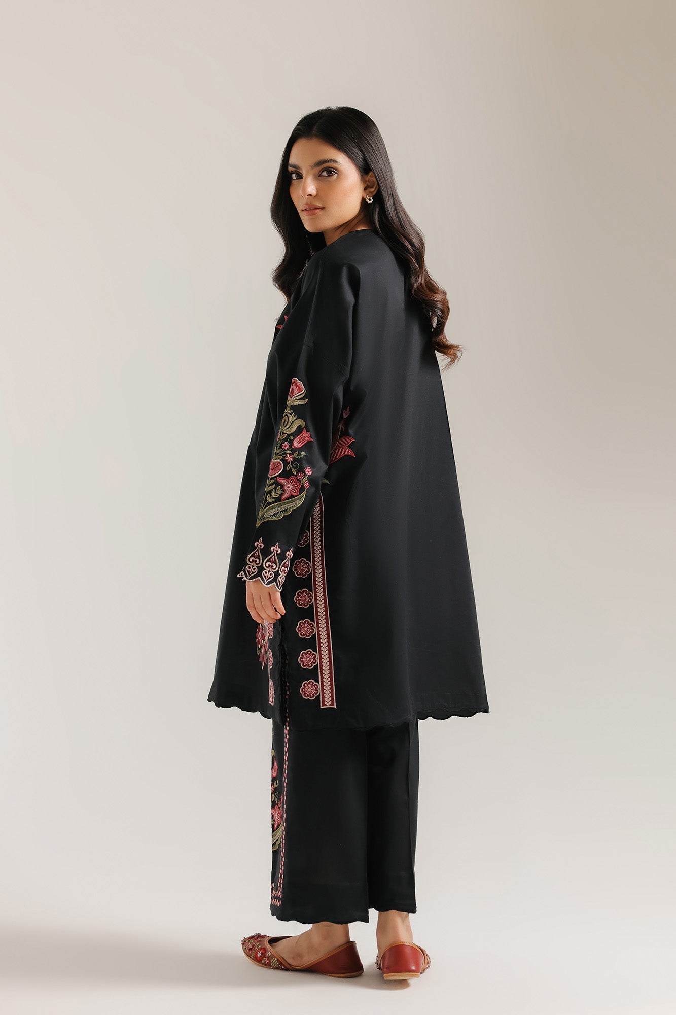 EMBROIDERED SUIT (E4384/103/901)