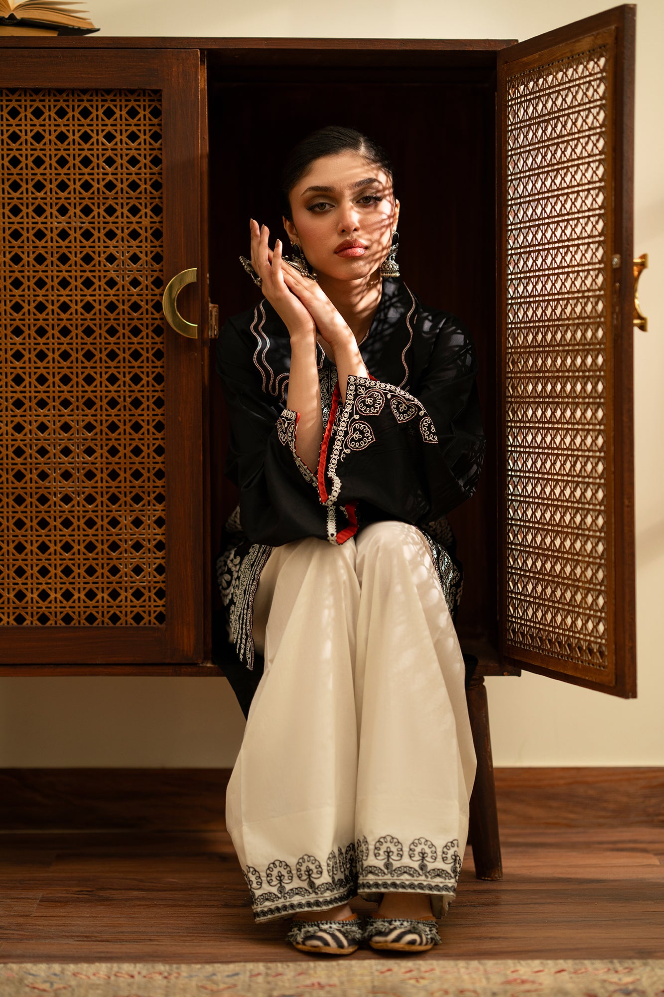 EMBROIDERED SUIT (E4386/103/902)