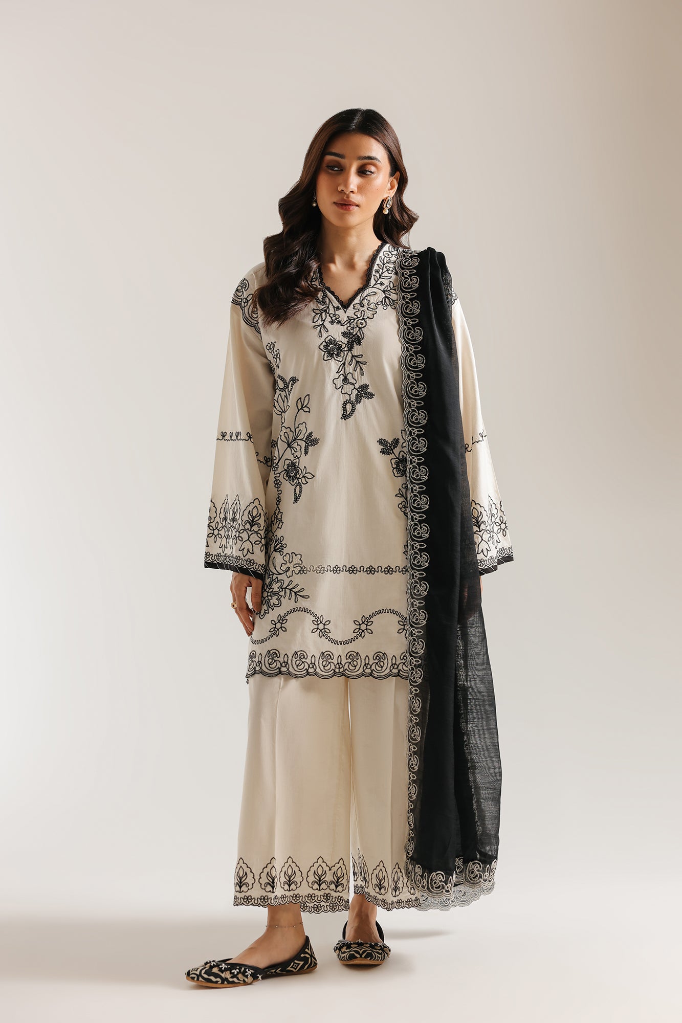 EMBROIDERED SUIT (E4389/103/002)