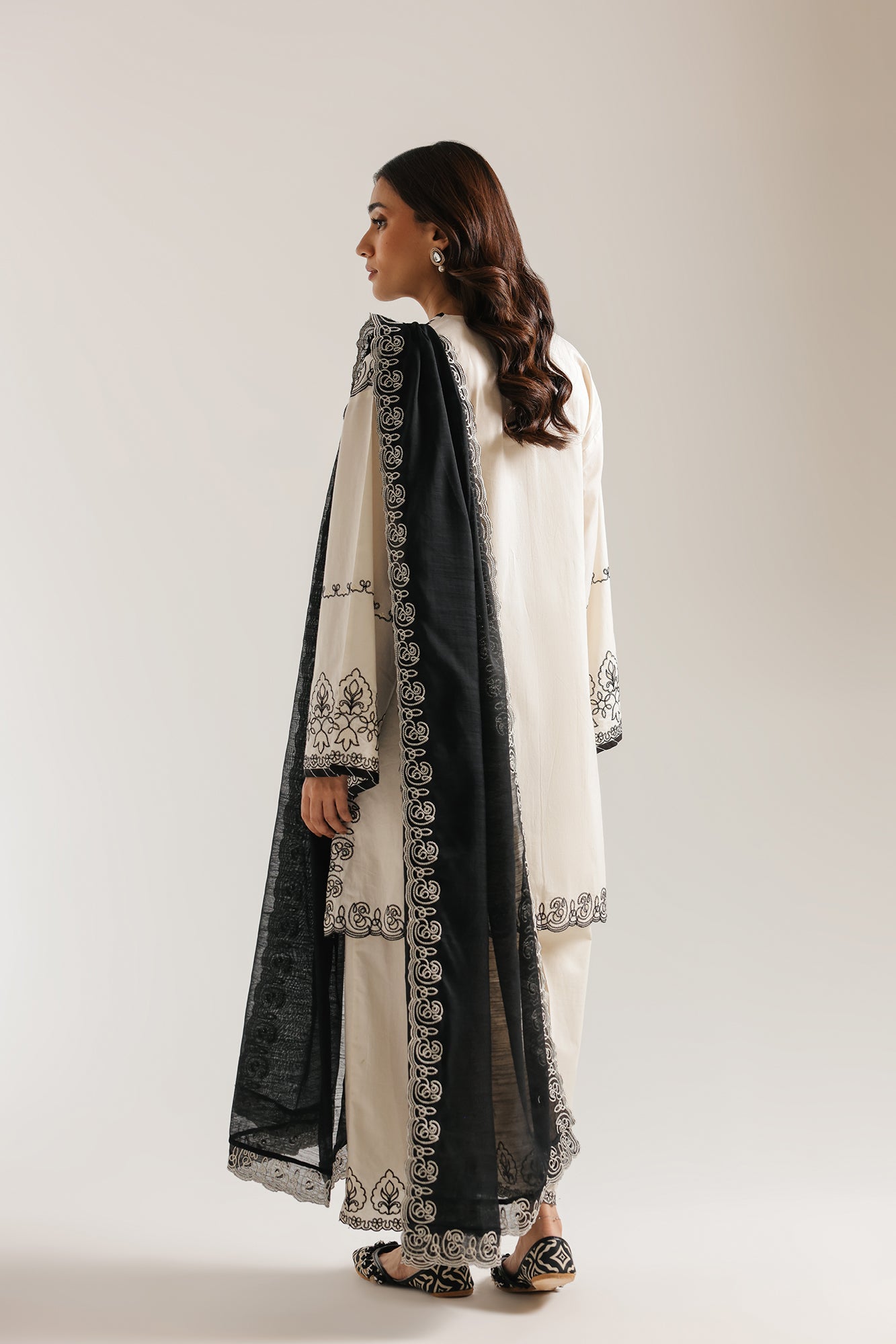 EMBROIDERED SUIT (E4389/103/002)