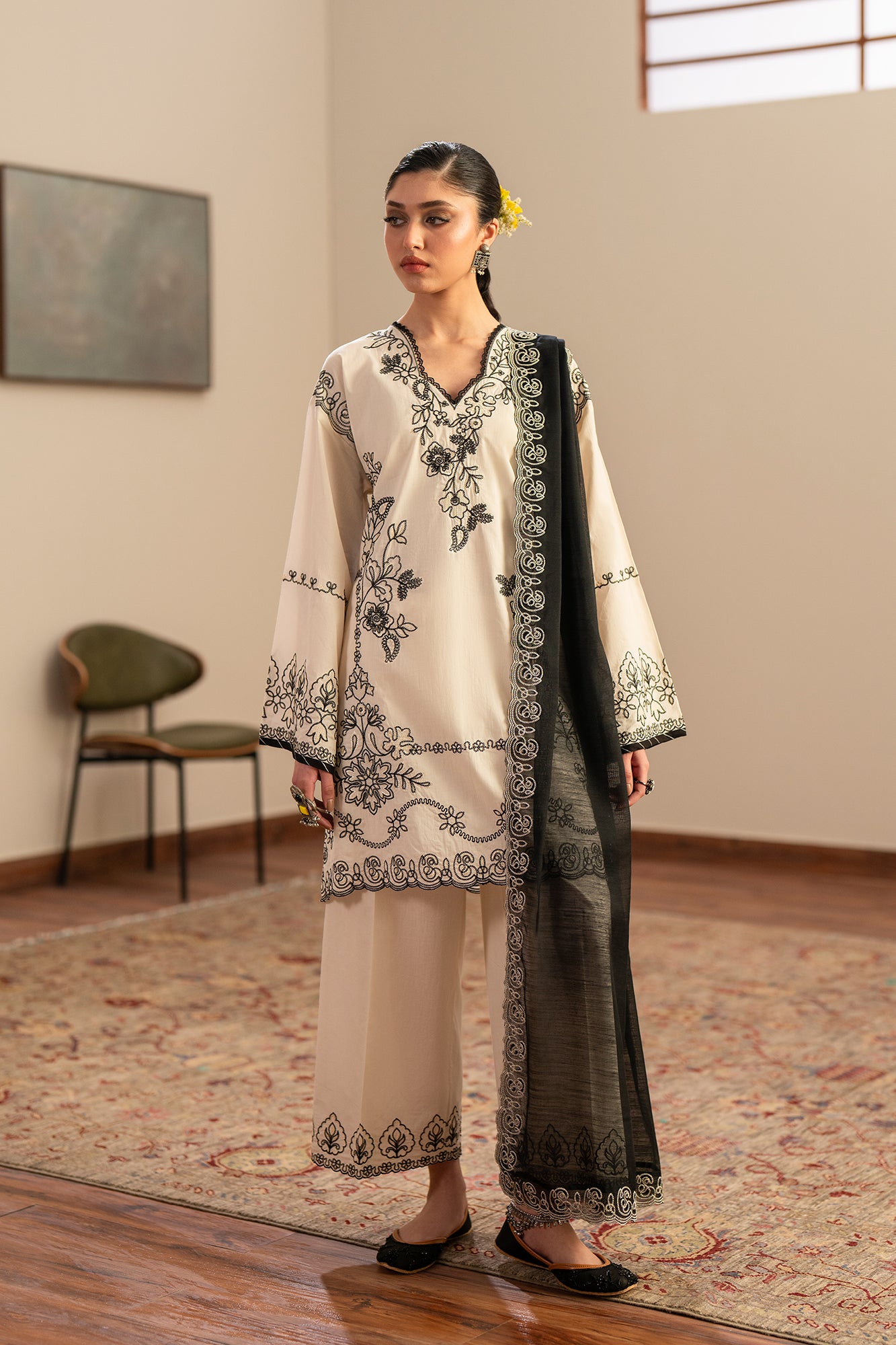 EMBROIDERED SUIT (E4389/103/002)