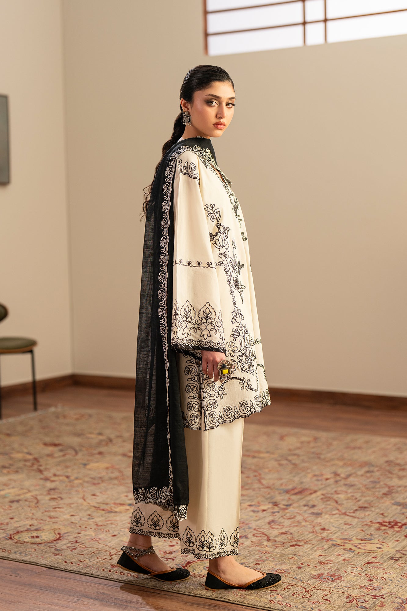 EMBROIDERED SUIT (E4389/103/002)