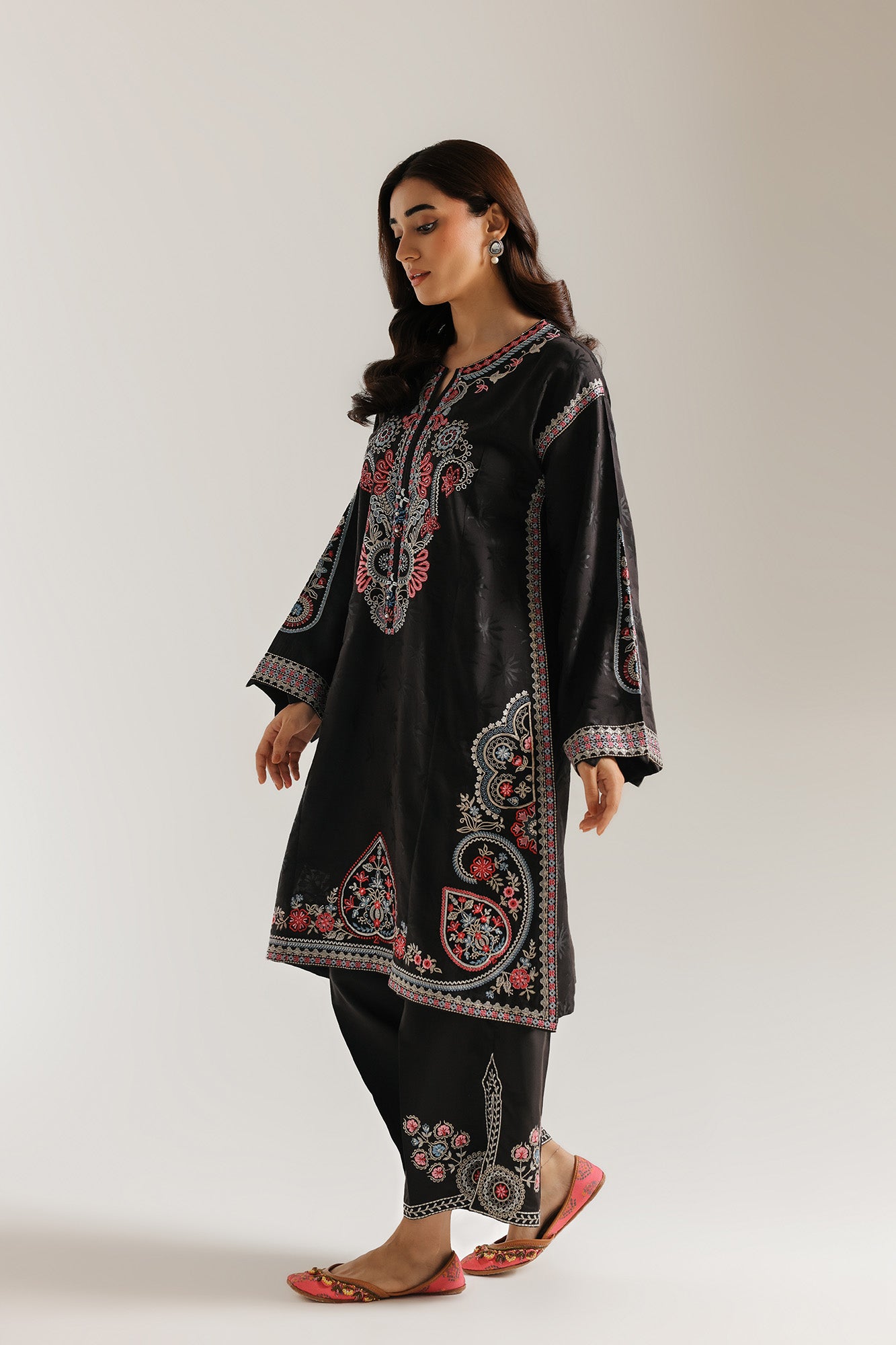 EMBROIDERED SUIT (E4399/103/901)