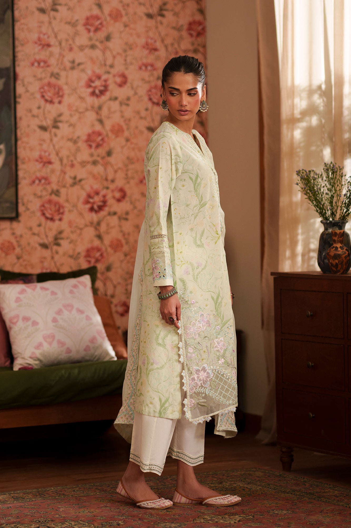 EMBROIDERED SUIT (E4418/103/722)