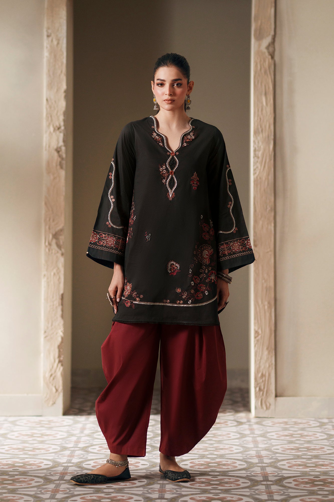 EMBROIDERED SUIT (E4430/103/901)