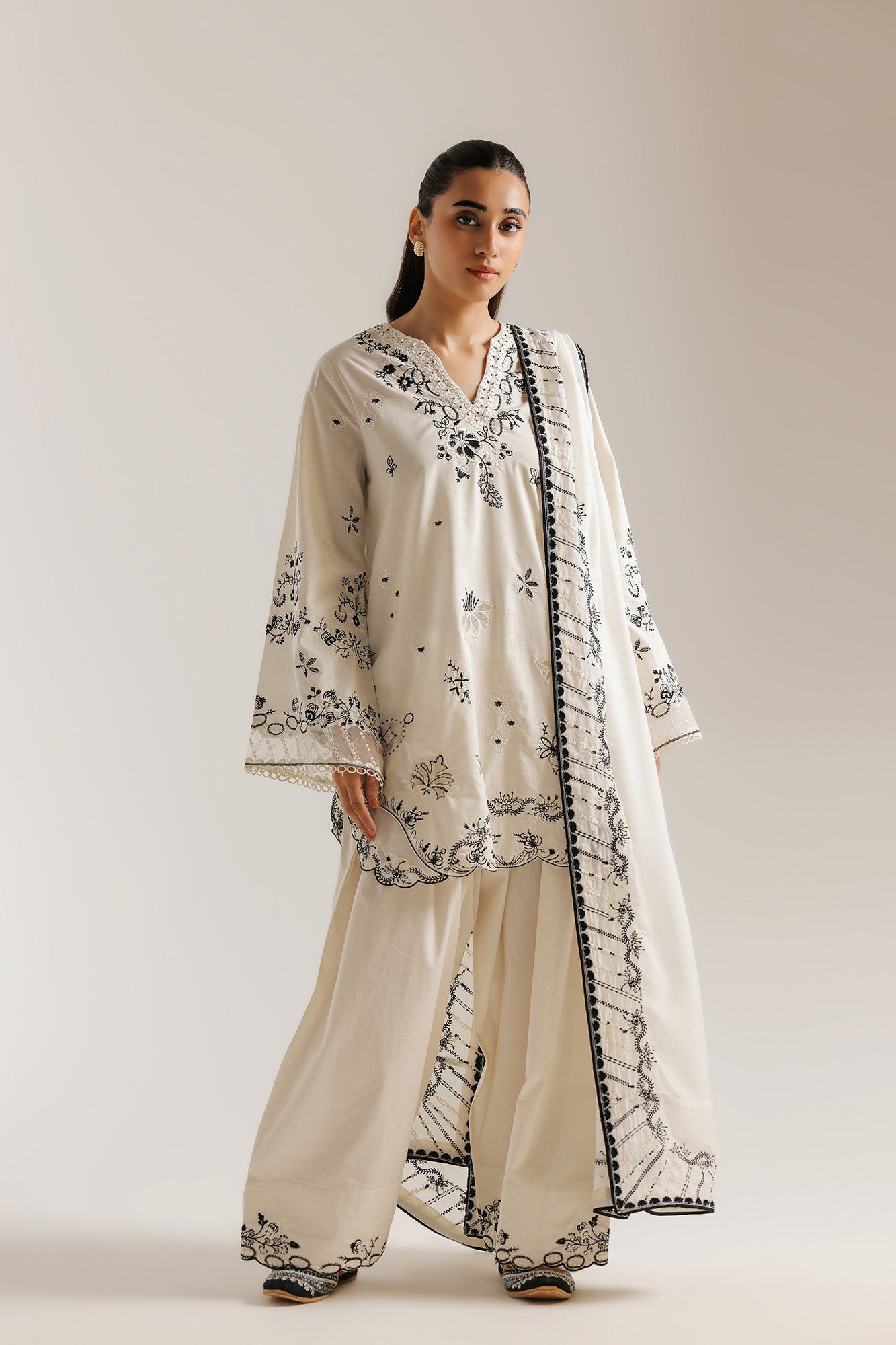 EMBROIDERED SUIT (E4440/103/004)