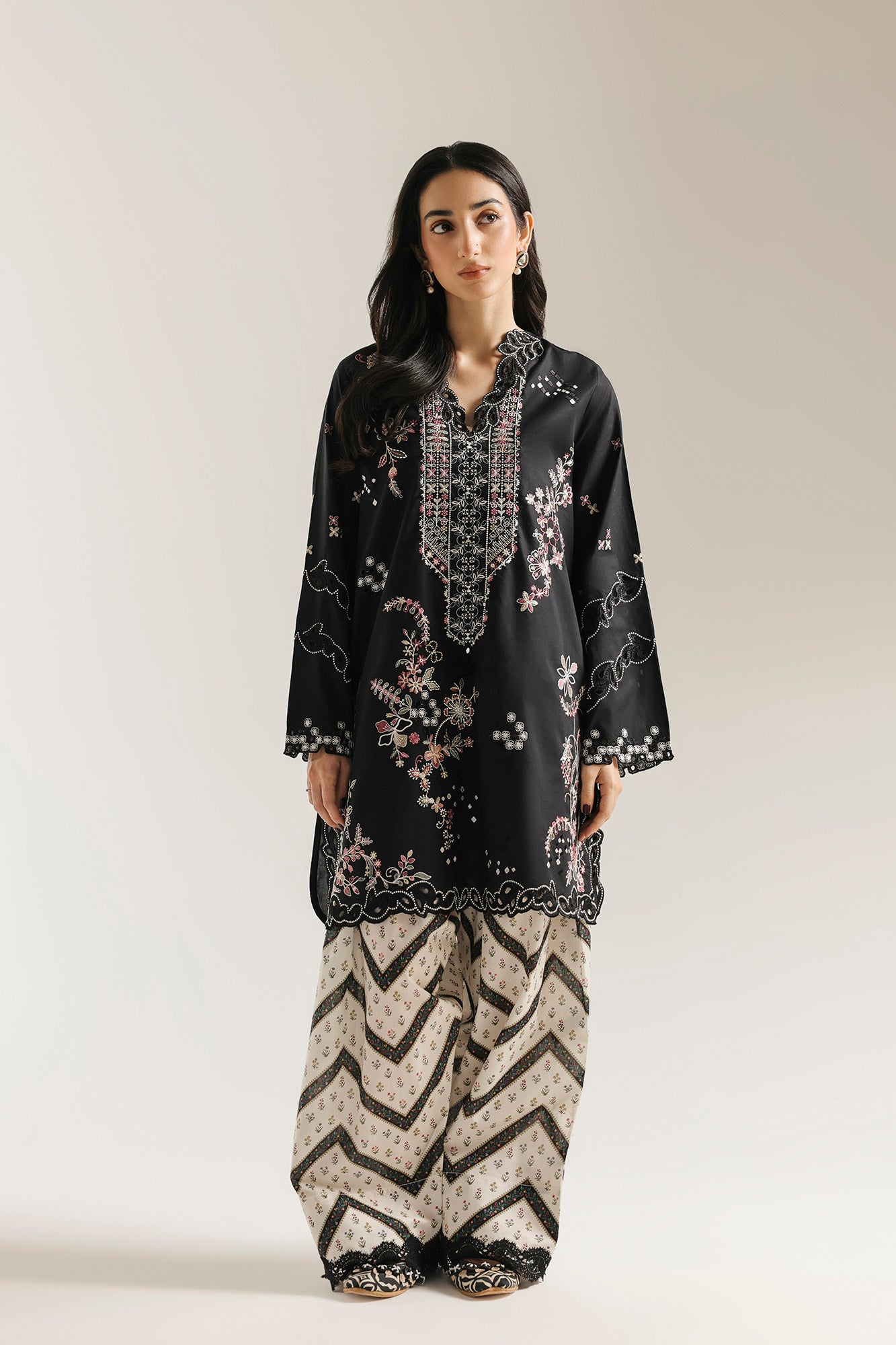 EMBROIDERED SUIT (E4479/103/902)