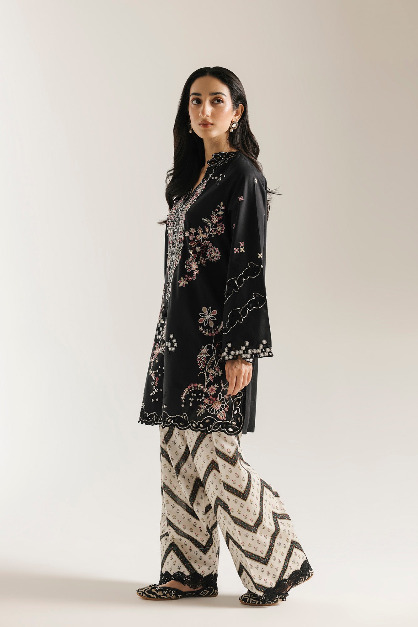 EMBROIDERED SUIT (E4479/103/902)