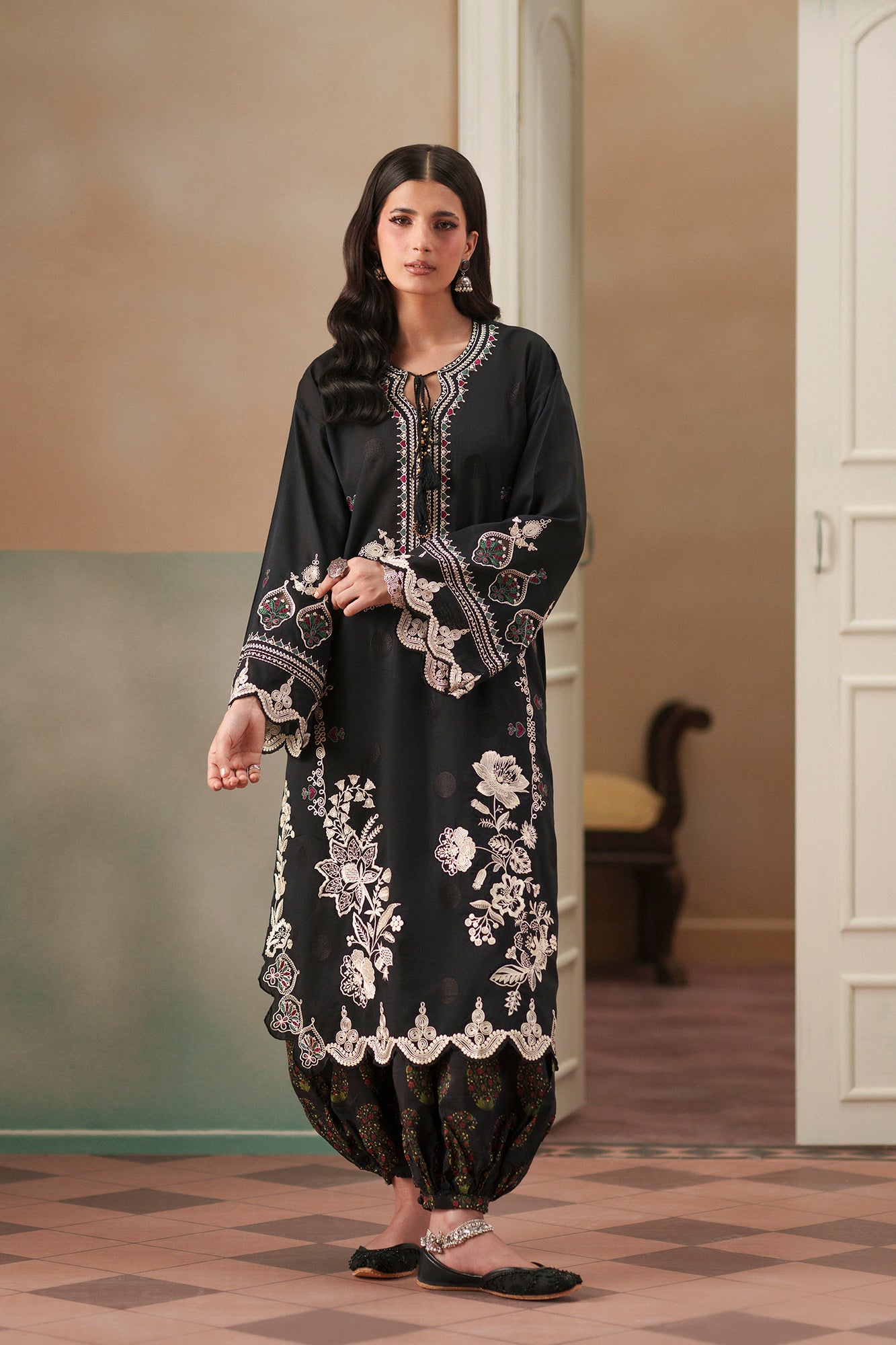 EMBROIDERED SUIT (E4518/103/902)