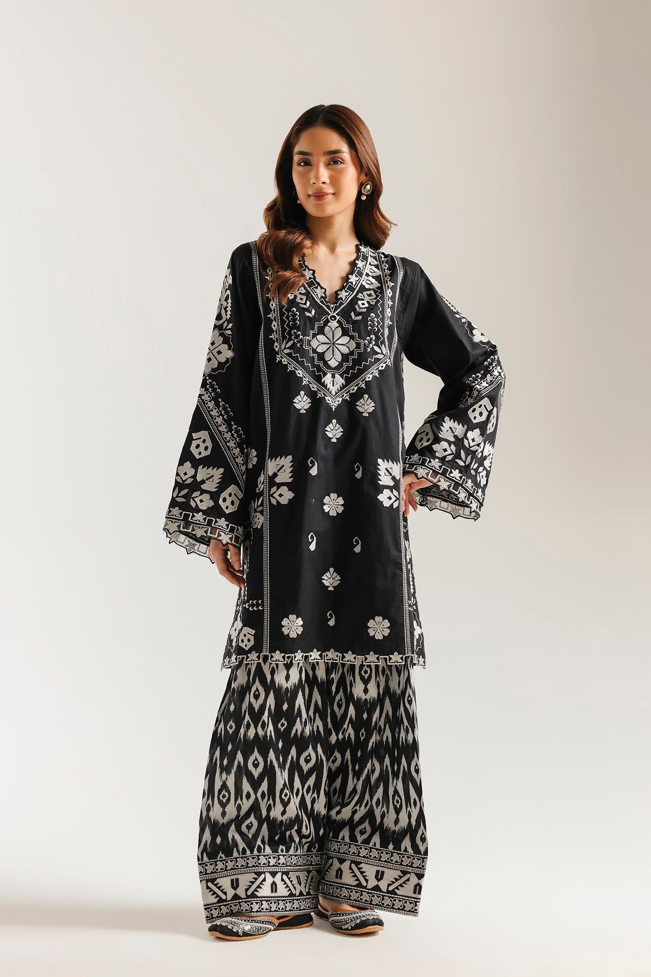 EMBROIDERED SUIT (E4537/103/902)
