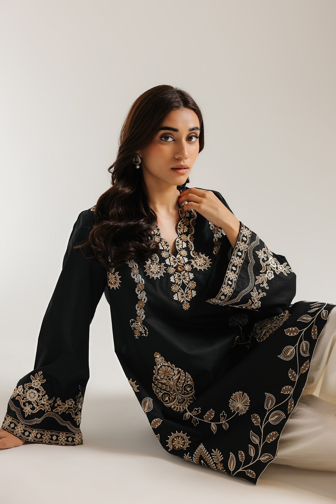 EMBROIDERED SUIT (E4552/103/901)
