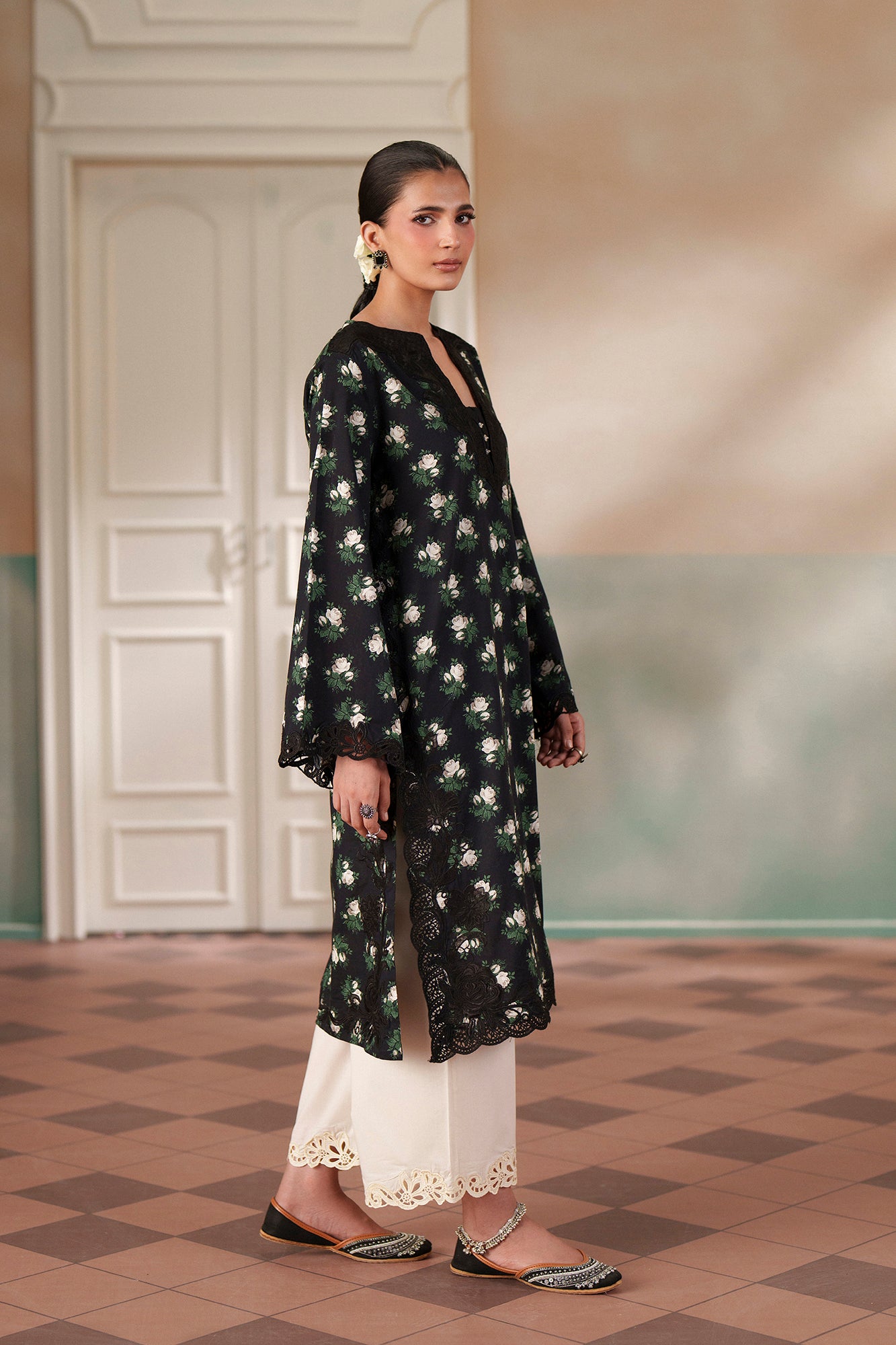 EMBROIDERED SUIT (E4554/103/901)