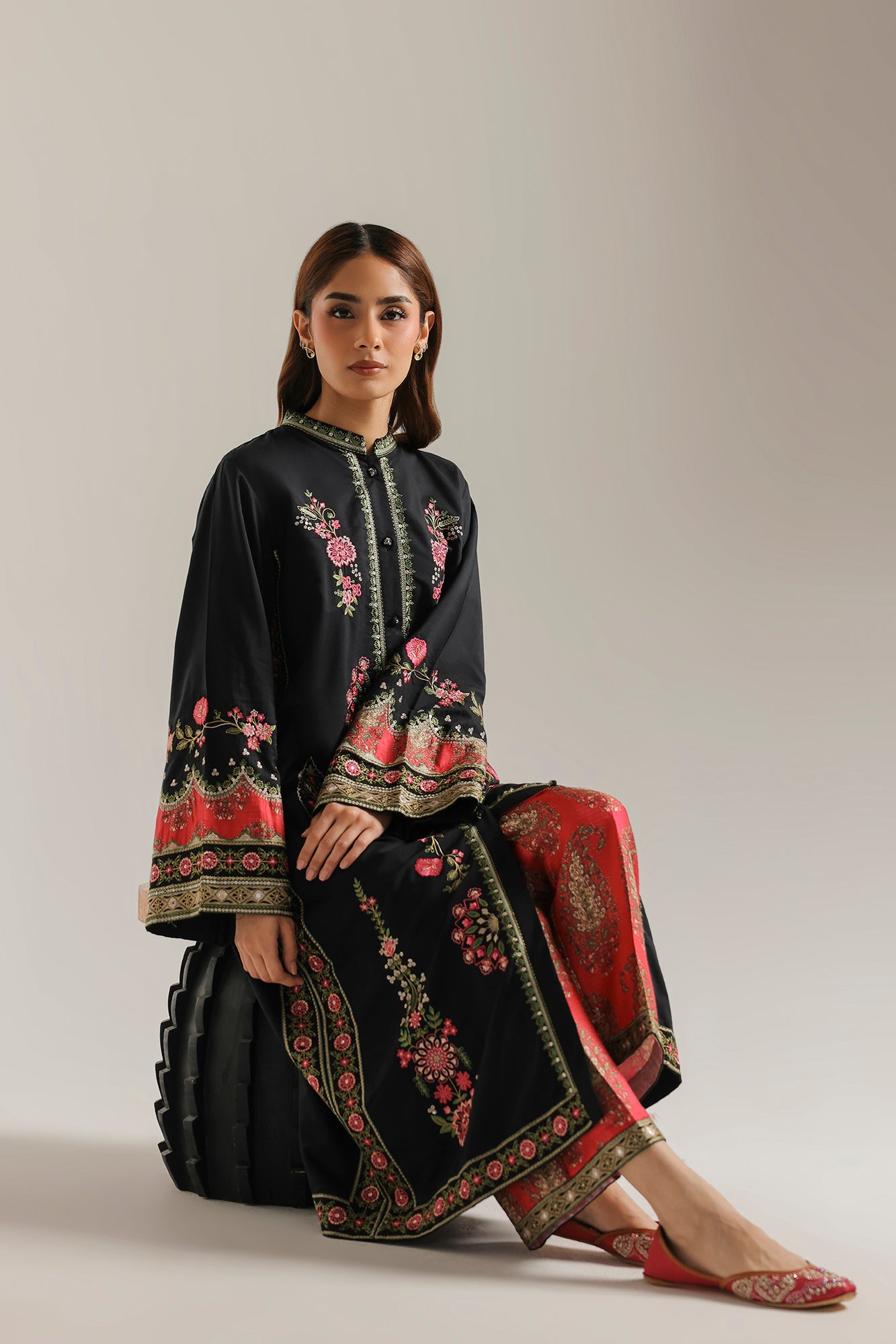 EMBROIDERED SUIT (E4701/103/901)