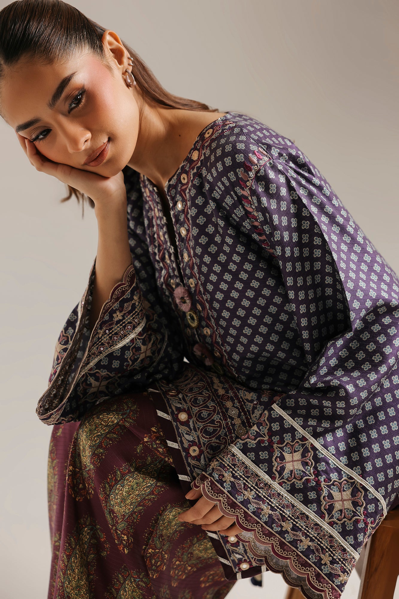 EMBROIDERED SUIT (E4702/103/622)