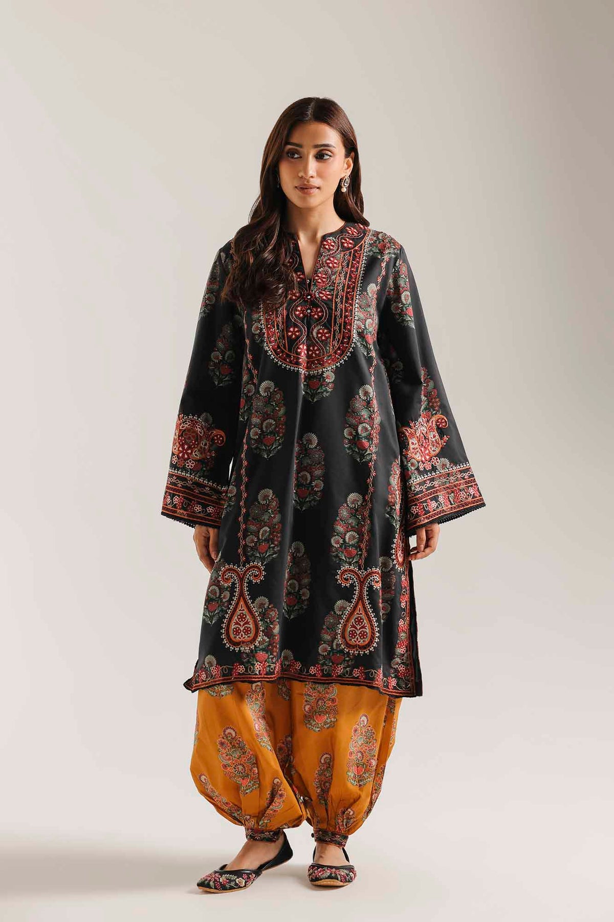 EMBROIDERED SUIT (E4719/103/901)