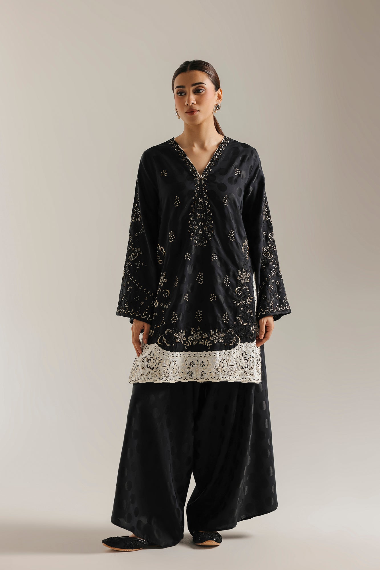 EMBROIDERED SUIT (E4759/103/901)