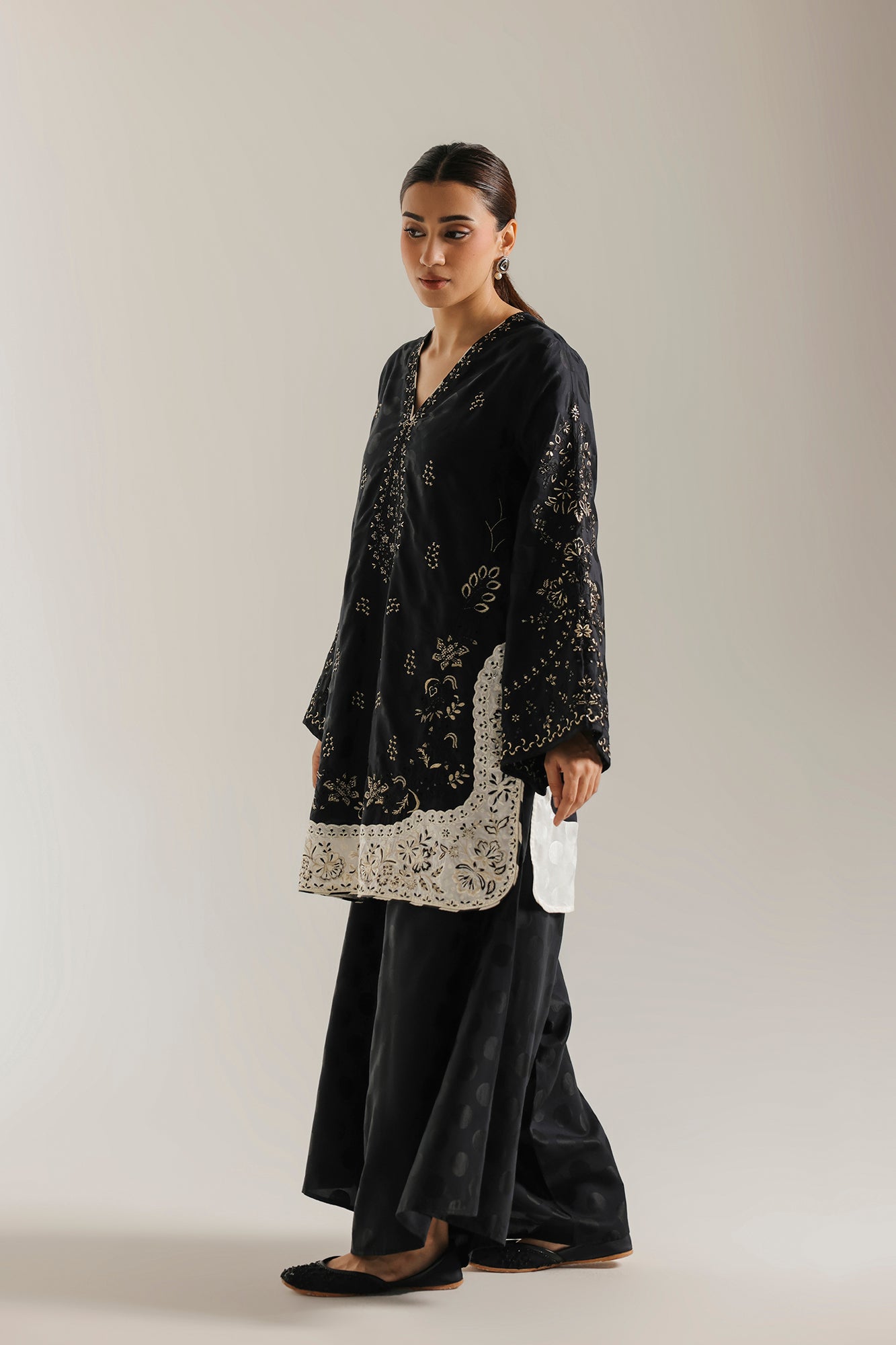 EMBROIDERED SUIT (E4759/103/901)