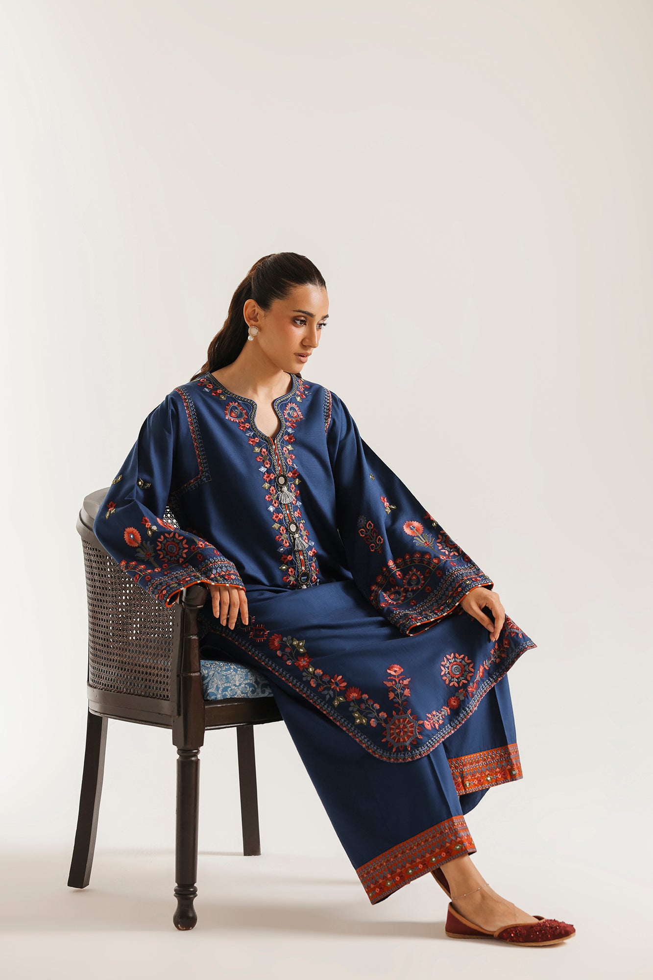 EMBROIDERED SUIT (E4768/103/618)