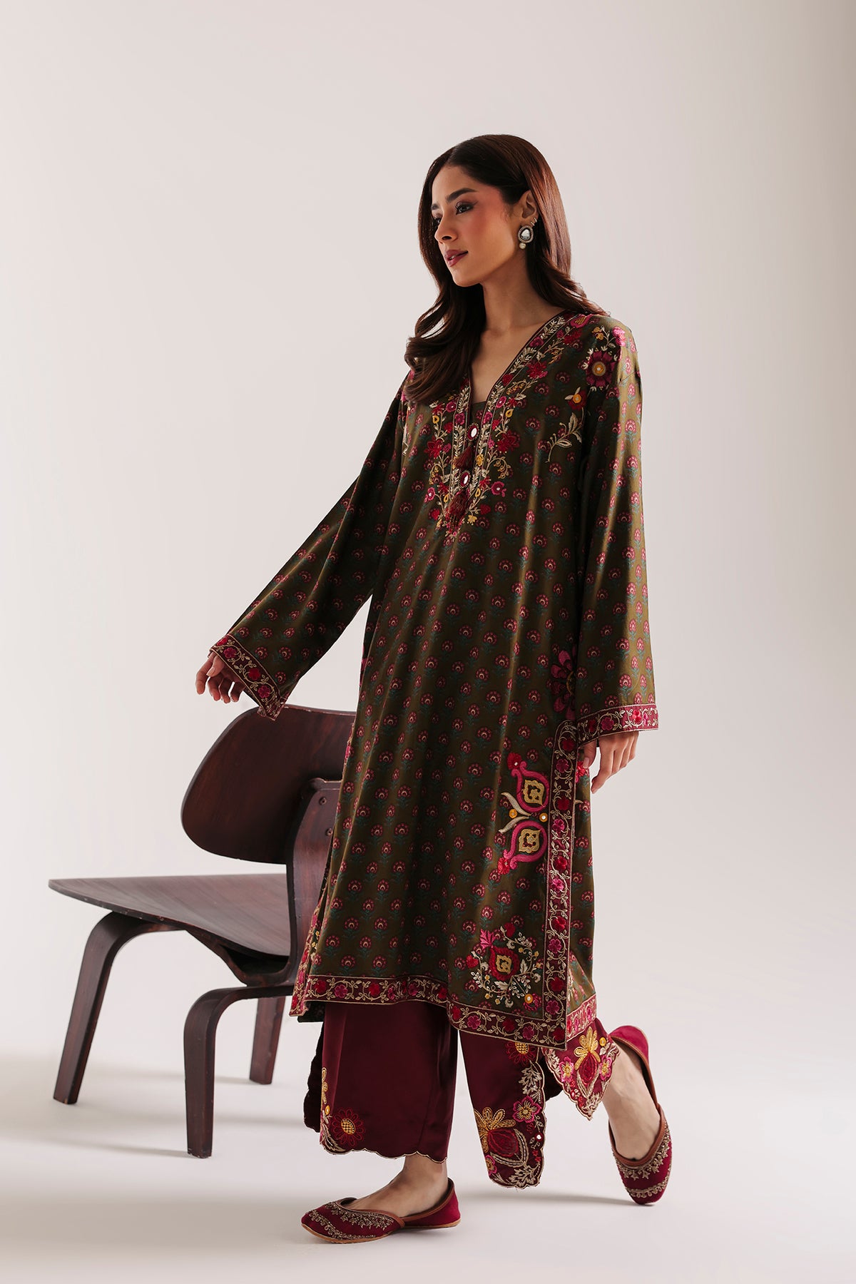 EMBROIDERED SUIT (E4777-103-117)