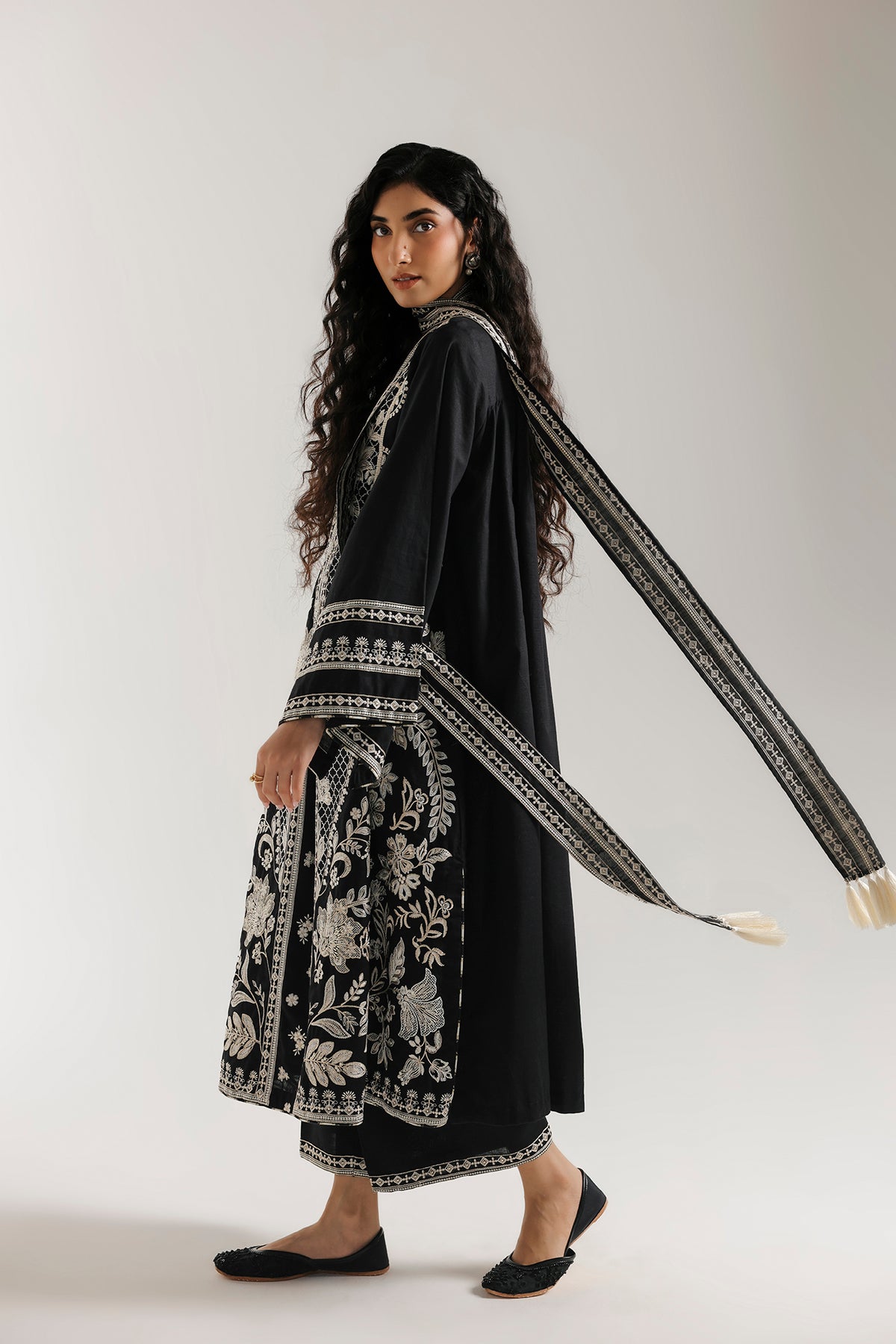 EMBROIDERED SUIT (E4780-103-901)