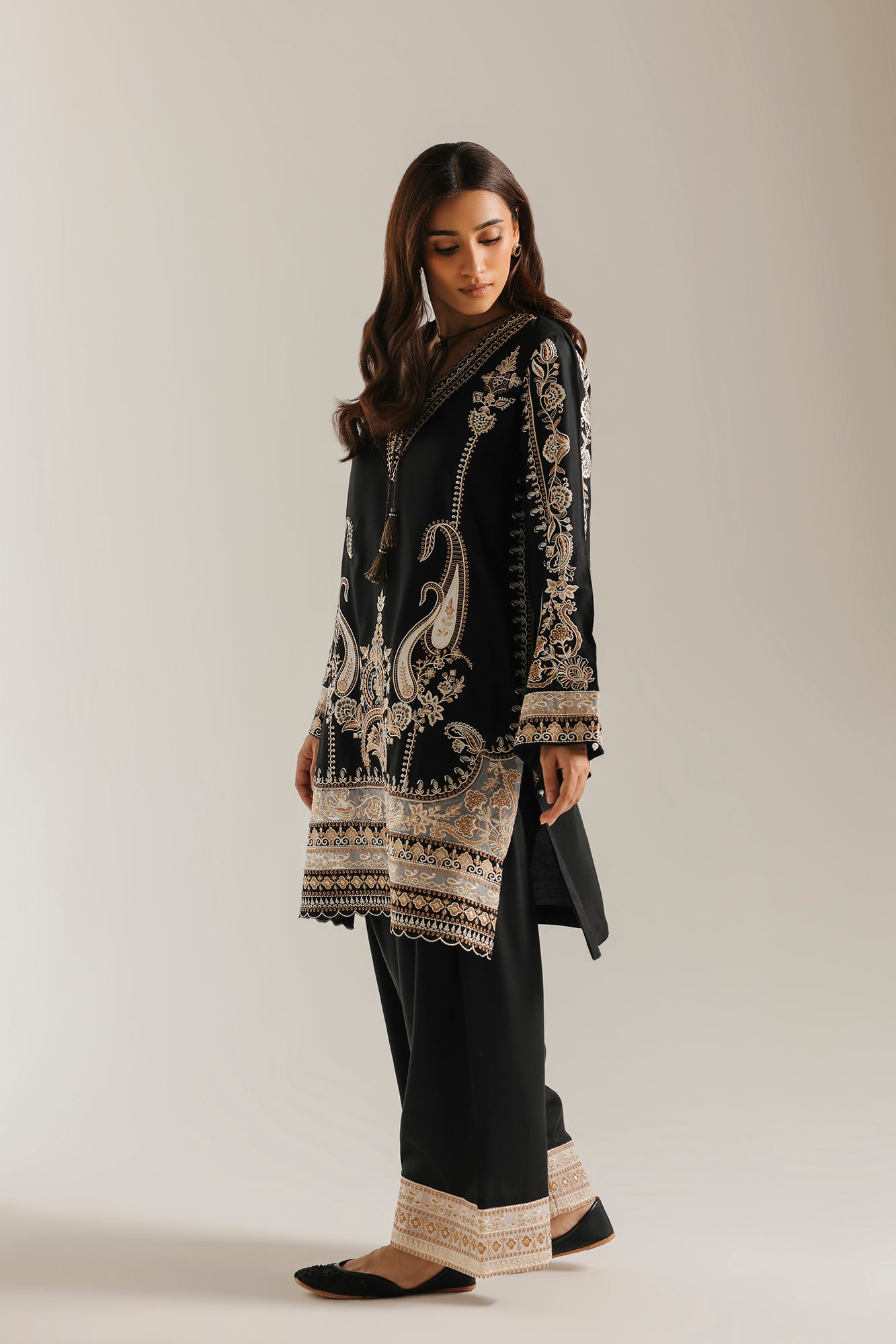 EMBROIDERED SUIT (E4812/103/901)