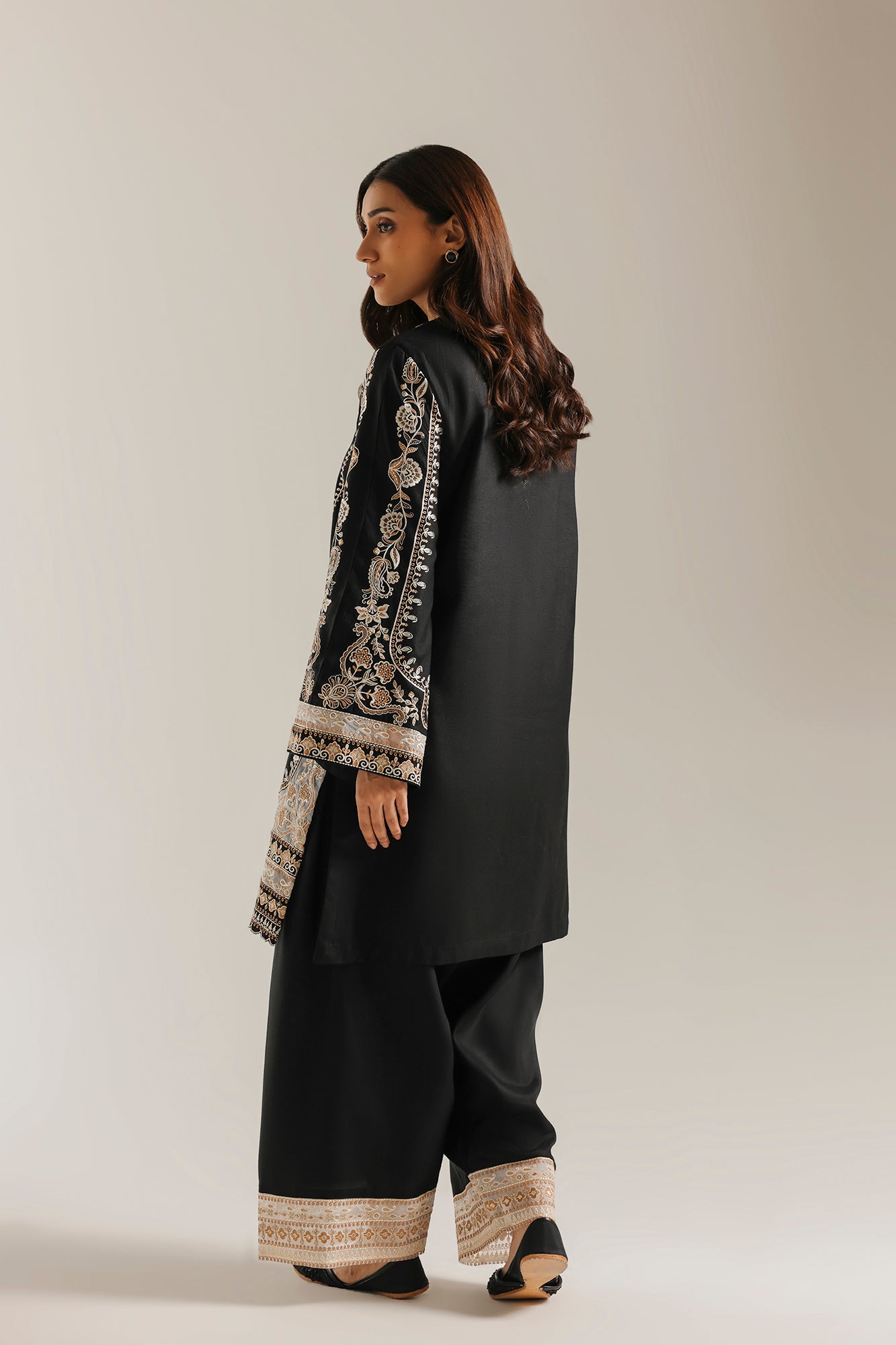 EMBROIDERED SUIT (E4812/103/901)