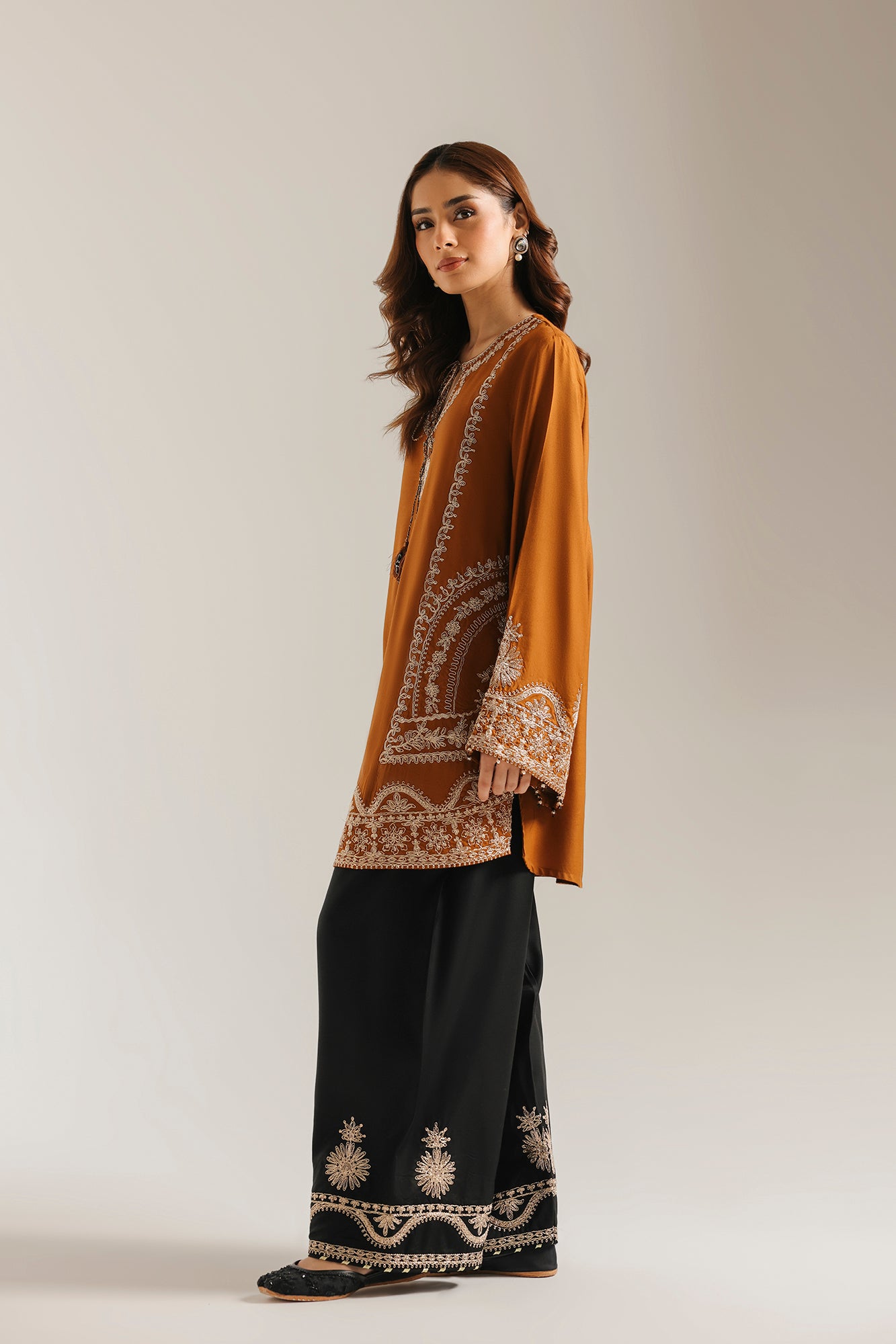 EMBROIDERED SUIT (E4817/103/201)