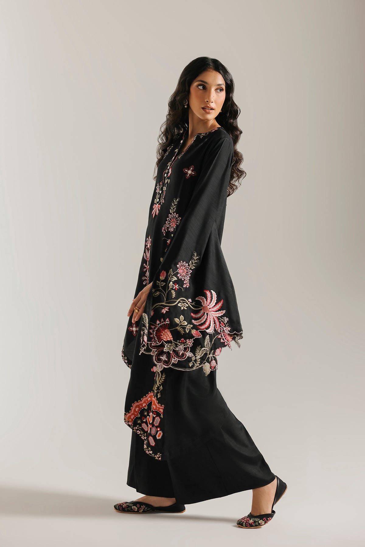 EMBROIDERED SUIT (E4832-103-901)